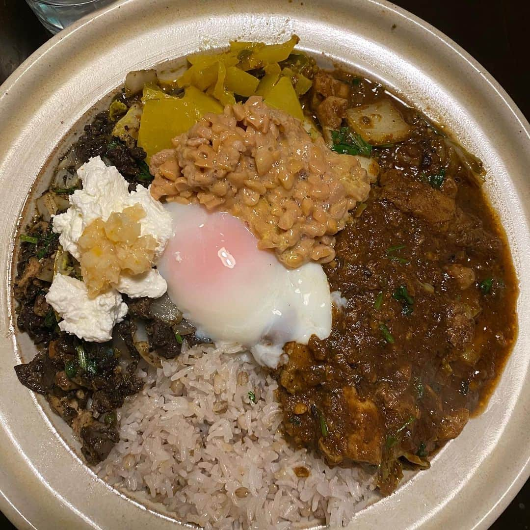 卯渚さやかさんのインスタグラム写真 - (卯渚さやかInstagram)「やっぱいどころね大好きだなー 豚のカレーも鶏のカレー 納豆トッピング 納豆ってカレーに入れたらこんなにマイルドになるんだ🙌🏻 #イドコロネ #カレー報告 #カレー大學エンタメ部 #うなぎひまわり #スパイスカレー東京  #curryrice #currystagram  #currylover #카레라이스  #咖喱饭 #แกงและข้าว  #Карриирис」1月31日 18時13分 - unapiiiiiii