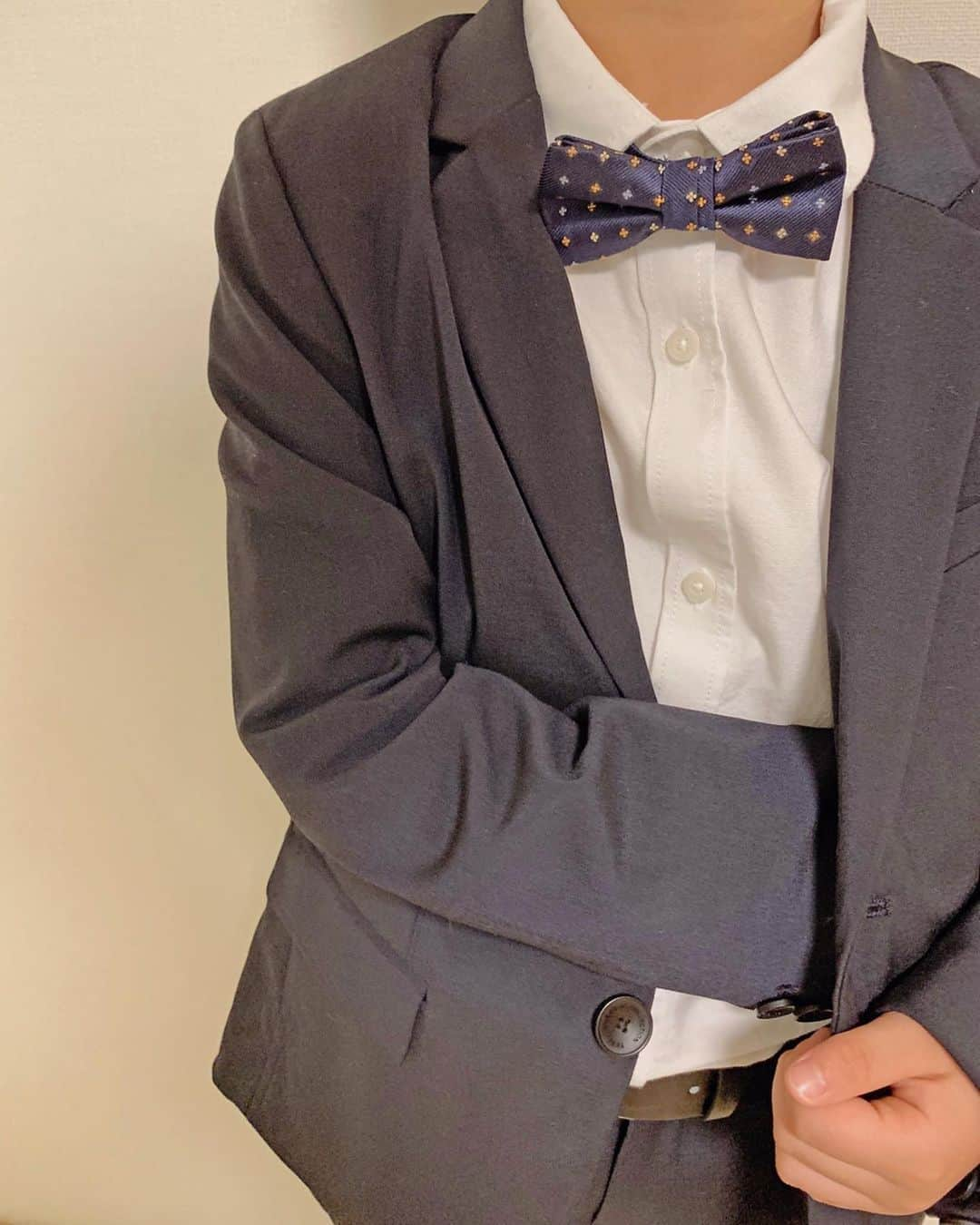 むらたさきさんのインスタグラム写真 - (むらたさきInstagram)「👔👔 ． まもなくの卒園式＆入学式に向けて、 @zara さんのセレモニーアイテムをお試しさせていただきました🙏🥰 ． 定番のネイビーのセットアップ ×蝶ネクタイ ×デイリーにも履けそうなスニーカー の コーディネート☺️🎩✨ ． ． かっこいいやないか〜👏😍🥰🥺🎒✨ ． ． ． あっという間に、 1月も今日でおしまい☃💫 ． クイズしたり、しりとりしながら 毎日どでかい工作作品を袋いっぱいに持って帰ったり、 長男と一緒に歩いて通う 保育園での生活もあと2ヶ月なのか…と思うと、 なんとも寂しいなぁ〜😢🥺💓 ． (次男三男と、まだまだ数年間は保育園通いの日々は続くけれど🏃‍♂️🏃‍♂️😂) ． ． ． 試着する長男を見て、 「兄ちゃんだけ(かっこいい服)ズルイ…😒◯◯(自分)も着てみたい😡！」 とフテくされとった👏😂笑 ． ベルトや蝶ネクタイに 男子のかっこいいレーダーが反応したそうな🕺🤣 ． ． ウエスト×脚の長さの兼ね合いでサイズ選びに迷うけれど😂、 このシルエット感がまたかわいいなぁ🥺💕． ． ． ． ． ． ． ． ． #6歳 #三兄弟 #ザラ #ザラキッズ #セレモニー #卒園式 #入学式」1月31日 18時14分 - muratasaki