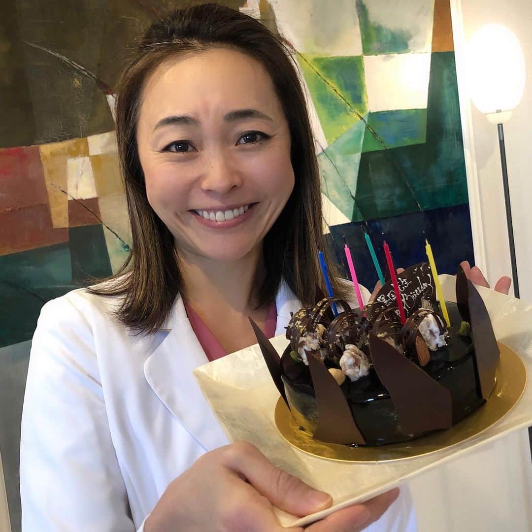 のインスタグラム：「ボスに呼ばれて駆けつけたらみんながいました😳‼️ #しばらく放心状態  #サプライズのお祝いありがとうございます 😆❣️❣️ #自由が丘クリニック #感謝 #美容アンチエイジング専門医 #黒田愛美」