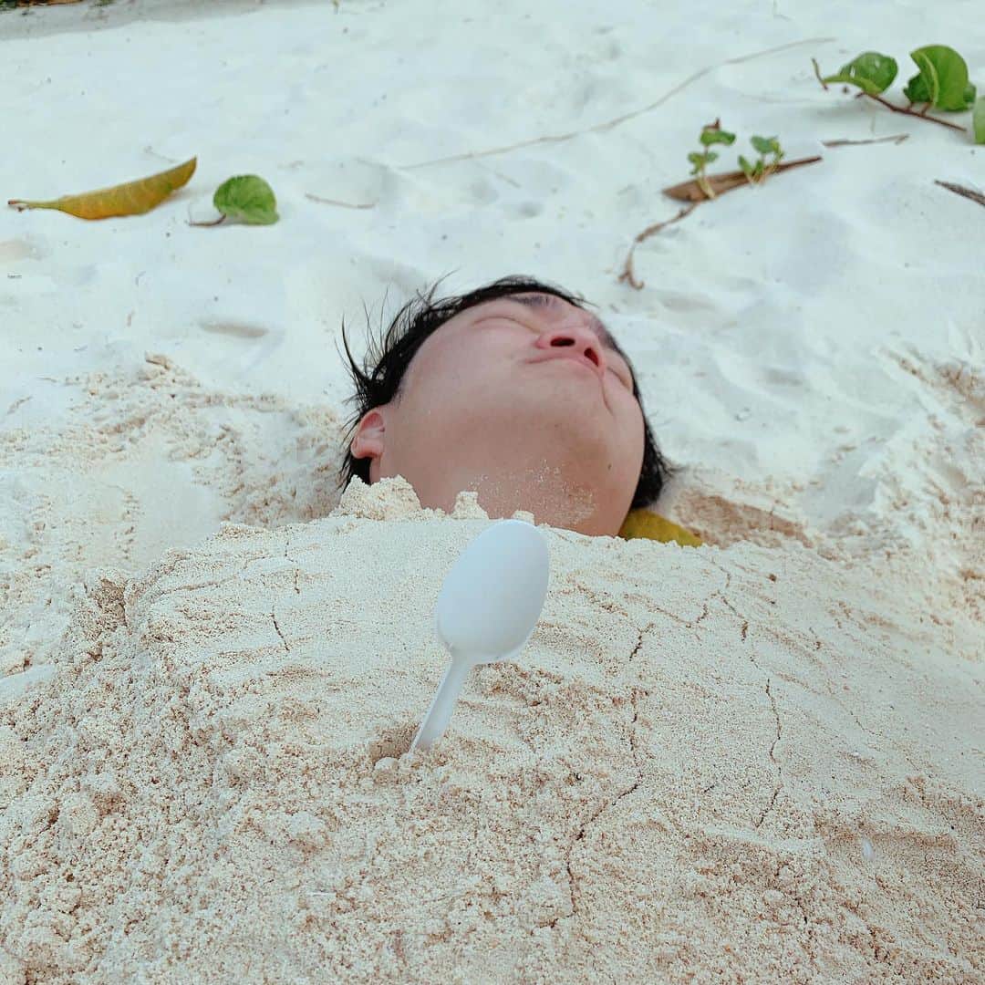 トミックさんのインスタグラム写真 - (トミックInstagram)「グアムのビーチで寝てたら奥さんに埋められた写真( ͡° ͜ʖ ͡°) #トミスタj  #タモンビーチ #グアム #封印解いたらグアムの魚がやられる設定らしい #とりあえず写真アップしてみた」1月31日 18時23分 - tomikkunet