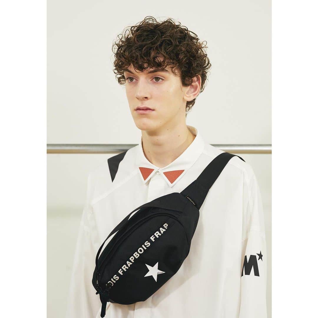 のインスタグラム：「FRAPBOIS×MiKASA  IN STORES ON 2.8(SAT)  BIGI ONLINE STORE / ZOZOTOWN / FRAPBOIS各ショップにて、先行予約を行なっております。  #frapbois #フラボア #2020 #spring #summer #mikasa #ミカサ #collaboration #コラボレーション #コラボ #shirt #シャツ #ロングシャツ #shirtonepiece #シャツワンピース #bag #バッグ #waistbag #ウエストバッグ #basketball #バスケットボール #olympic #オリンピック #tokyo #japan」