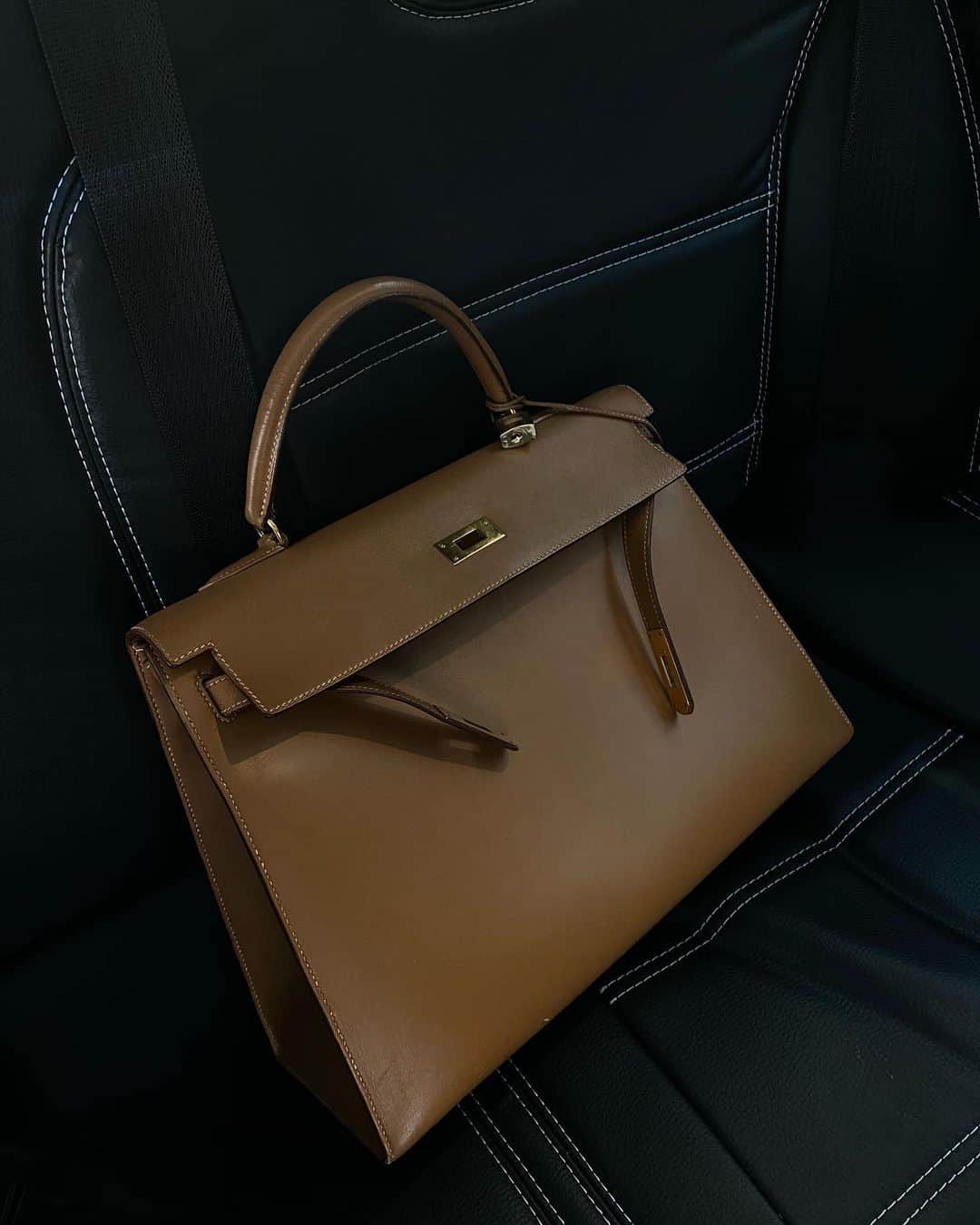 ペニーレ・タイスベックのインスタグラム：「Annonce for @vestiaireco Kelly is feeling her years today, but she is pulling herself together for a talk with @vestiaireco and the Spice girls aka @camillecharriere @monicaainleydlv @fashionnofilter 🧡」