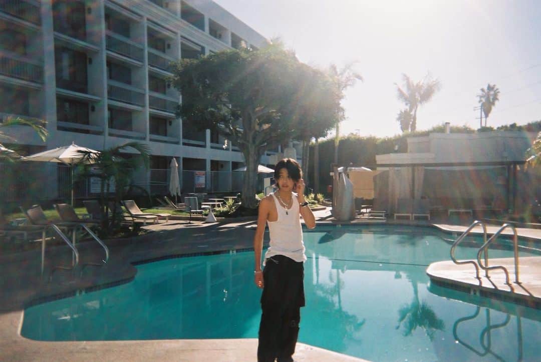 YOSHI（よし）さんのインスタグラム写真 - (YOSHI（よし）Instagram)「I was the only one who went in to this pool lol way too cold haha :p  このホテルでプールに入ったのおれくらいだった笑 めちゃくちゃ寒かった」1月31日 18時28分 - yoshi.226