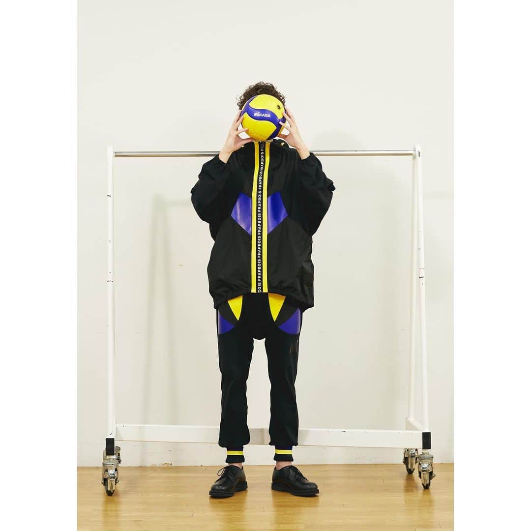 のインスタグラム：「FRAPBOIS×MiKASA  IN STORES ON 2.8(SAT)  BIGI ONLINE STORE / ZOZOTOWN / FRAPBOIS各ショップにて、先行予約を行なっております。  #frapbois #フラボア #2020 #spring #summer #mikasa #ミカサ #collaboration #コラボレーション #コラボ #blouson #ブルゾン #oversize #オーバーサイズ #pants #パンツ #イージーパンツ #volleyball #バレーボール #olympic #オリンピック #tokyo #japan」