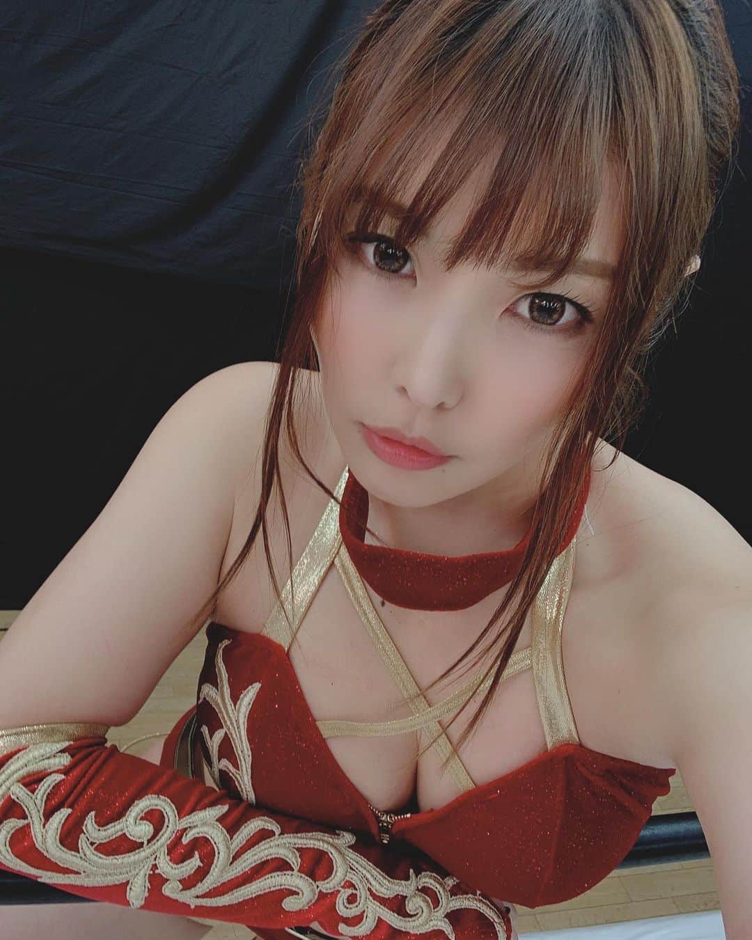 新村あかりのインスタグラム：「ROCKETさんの撮影のとき✨ 女子プロレスラー役❤️笑 技とか覚えるの難しかった…  #女子プロレス  #女子プロ  #女子レスラー  #ROCKET #撮影 #新村あかり」