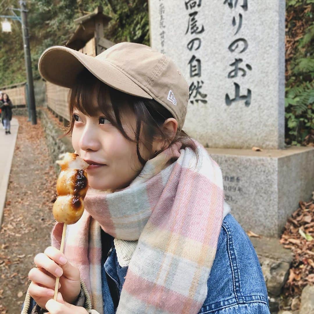 弘松菜摘のインスタグラム：「﻿ ﻿ ﻿ ﻿ ともぐい﻿ ﻿ お団子が好きです﻿ みたらしが好きです﻿ くるみ味噌も好きです﻿ ﻿ ﻿ ﻿ #お団子　#高尾山 #高尾山グルメ」