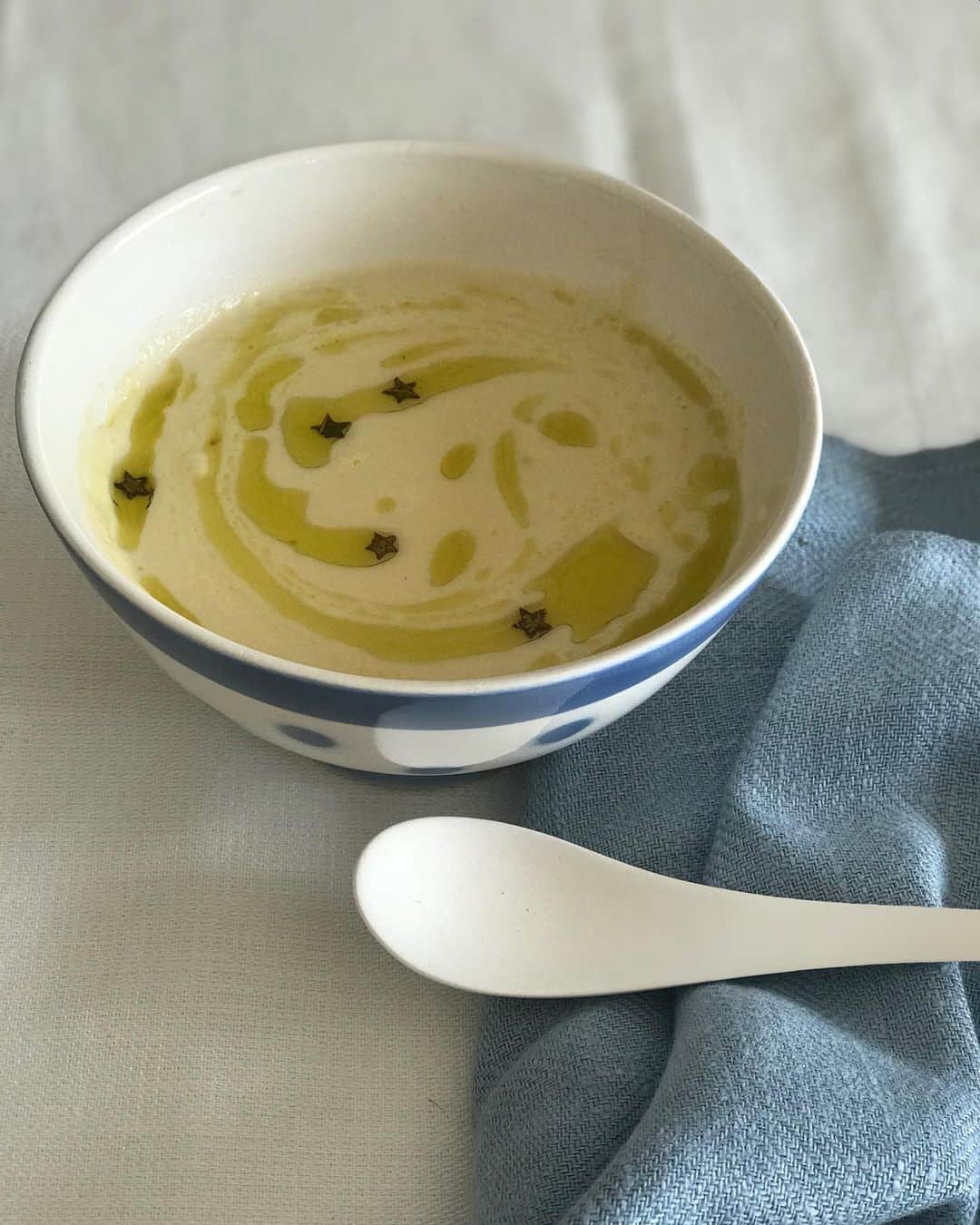 福田淳子さんのインスタグラム写真 - (福田淳子Instagram)「朝ごはんは星入りスープ⭐️ 寒い季節によく作る白い野菜のスープ。カリフラワー、かぶ、じゃがいも玉ねぎなどをポタージュにしたもの。その時の気分でベースは牛乳だったり、豆乳だったり。  星はアボカドの葉っぱを抜いたもの。アボカドオイルの中に入ってます。なんだか魔法みたい！ってひとりで朝からしあわせな気持ちになりました。  #今日の朝ごはん #アボカドオイル #avocadooil」1月31日 18時43分 - junjunfukuda