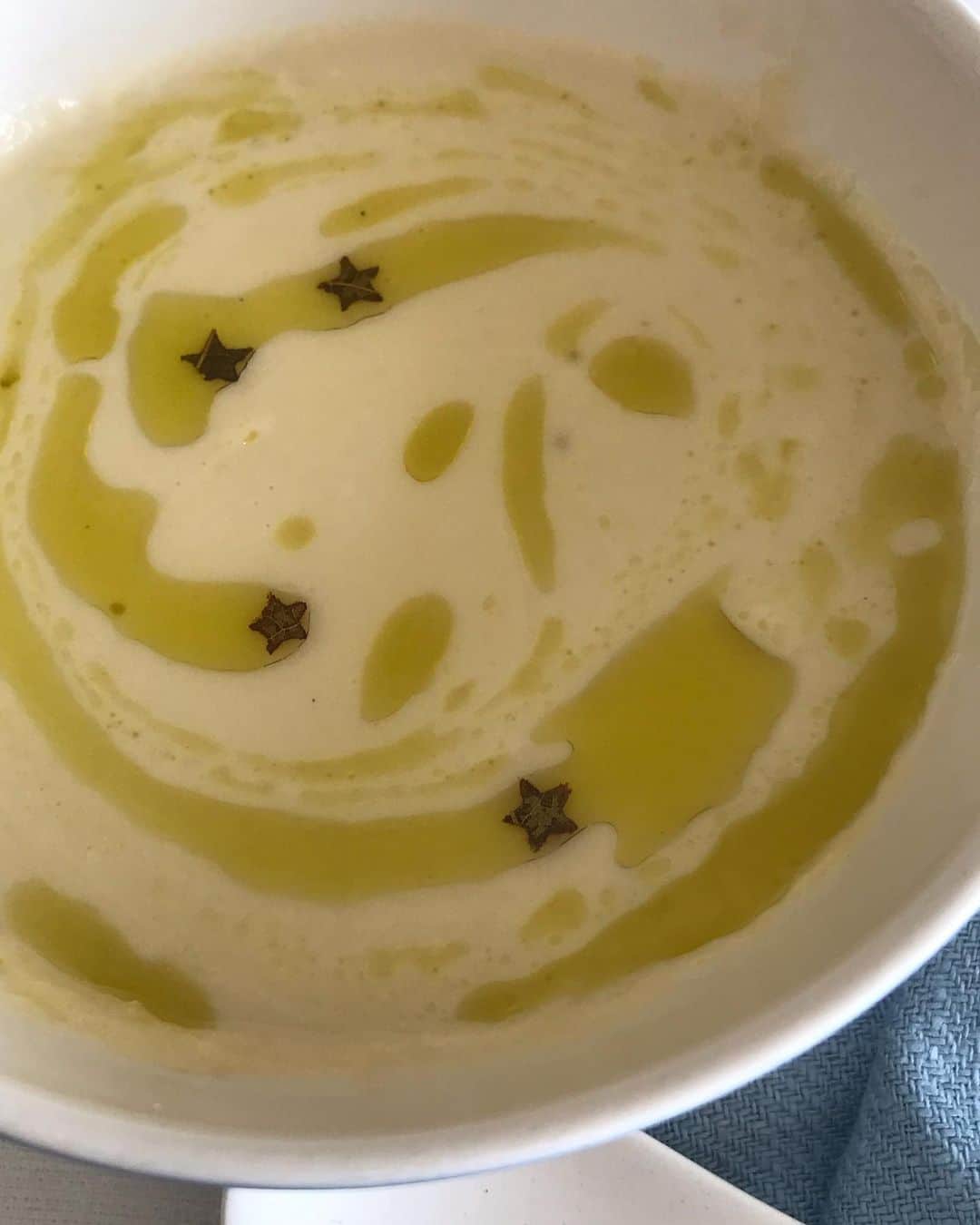 福田淳子さんのインスタグラム写真 - (福田淳子Instagram)「朝ごはんは星入りスープ⭐️ 寒い季節によく作る白い野菜のスープ。カリフラワー、かぶ、じゃがいも玉ねぎなどをポタージュにしたもの。その時の気分でベースは牛乳だったり、豆乳だったり。  星はアボカドの葉っぱを抜いたもの。アボカドオイルの中に入ってます。なんだか魔法みたい！ってひとりで朝からしあわせな気持ちになりました。  #今日の朝ごはん #アボカドオイル #avocadooil」1月31日 18時43分 - junjunfukuda