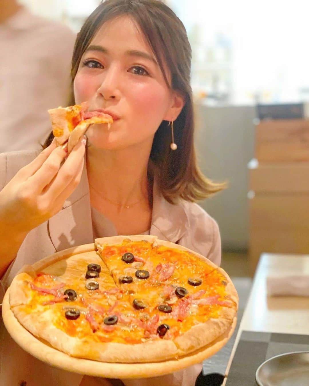 石井里奈さんのインスタグラム写真 - (石井里奈Instagram)「こんばんは🍕❤️ . 今週もお疲れ様でした✨ . お仕事終わりに、アップステアーズで素敵な仲間達とディナーへ😘❣️ . お仕事の目標達成した子のお祝いしてきたよ✨😊何か目標達成するのって本当嬉しいし、成長できるし素敵なことだよね😝🌸 . みんな面白いから楽しくて話すのに夢中でご飯のブツ撮り忘れてた🙄笑 . たくさん写真撮ってくれたので色んなシーンの📸😋（ビール1杯飲んだら顔赤い🙈）大好きなピザも食べれて幸せでした😋💕 . 最近すごく話題の美味しいピザを食べたので里奈ログ投稿お楽しみに😏😏🧀笑 . あー楽しい夜でした🍻 今週もお疲れ様でした❤️ . #pizza #ピザ #りなまるグルメ #イタリアン #メルセデスベンツ #ベンツ #mercedesbenz #benz #italian #french #六本木ディナー #六本木グルメ #ピザ好き #ハーフアップ #ヘアアレンジ #イタリアン #フレンチ #カジュアル #通勤コーデ #ol #フレンチ #六本木 #roppongi #オープンキッチン #飲み会 #打ち上げ #グルメ #グルメ女子 #乃木坂 #おしゃれ」1月31日 18時53分 - ri7tin1025