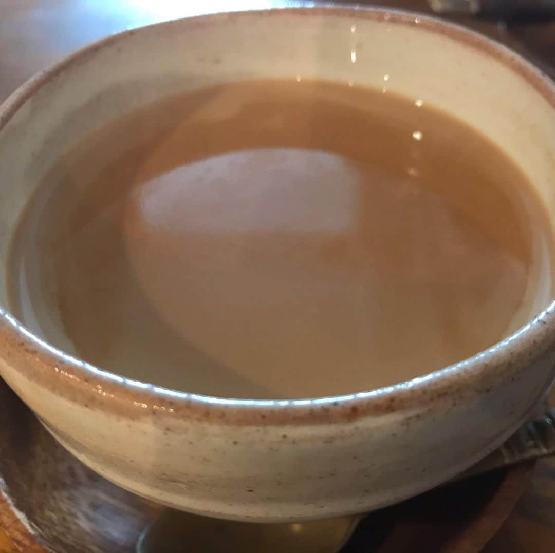 中野耕史のインスタグラム：「久しぶりに鯉川筋の　#nijicafe  楽しく美味しい時間☕️ #神戸 #ロイヤルミルクティー」