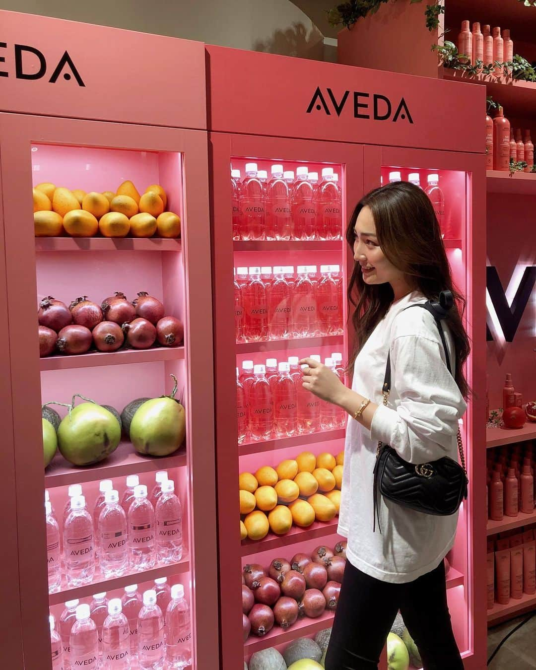 中世古麻衣さんのインスタグラム写真 - (中世古麻衣Instagram)「AVEDA POP UP STORE  nutriplenish Superfood Market🛒🥥🥭 先日 @avedajapan さんから新シリーズとAVEDA南青山 リニューアルオープンのお披露目パーティへご招待いただきました。 テーマは”nutriplenish Superfood Market” ということで、スーパーマーケットのような世界観が可愛いかった🛒🧡 新シリーズにも使われているスーパーフードを使ったケータリングなども楽しめました。  POP UP STOREは、4/1までアヴェダ ライフスタイル サロン&スパ南青山で開催してるのでみんなもぜひ行ってみて〜！ . 以前もご紹介した、新・保湿ケア #ニュートリプレニッシュ シリーズ私のイチオシは、98%自然界由来成分の洗い流さないトリートメントスプレー！ ヘア用の化粧水的な感覚で乾燥が気になる時や、ドライヤー前にもシュッシュとスプレーしてなじませるだけ。 細い髪でもオイルやクリームほど重くならずに潤うので助かってる💛  #aveda#nutriplenish#nutriplenishSuperfoodMarket#アヴェダ#AVEDA南青山#うるおい美髪#スーパーフードの恵み#保湿ケア#ロングヘア#ヘアケア#オーガニックコスメ#ナチュラルコスメ」1月31日 19時02分 - mainakaseko