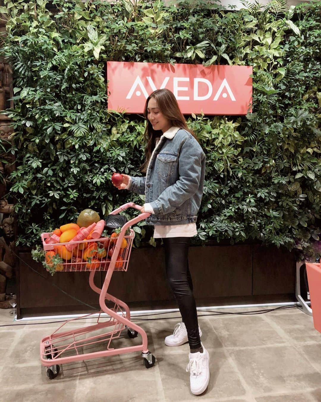 中世古麻衣のインスタグラム：「AVEDA POP UP STORE  nutriplenish Superfood Market🛒🥥🥭 先日 @avedajapan さんから新シリーズとAVEDA南青山 リニューアルオープンのお披露目パーティへご招待いただきました。 テーマは”nutriplenish Superfood Market” ということで、スーパーマーケットのような世界観が可愛いかった🛒🧡 新シリーズにも使われているスーパーフードを使ったケータリングなども楽しめました。  POP UP STOREは、4/1までアヴェダ ライフスタイル サロン&スパ南青山で開催してるのでみんなもぜひ行ってみて〜！ . 以前もご紹介した、新・保湿ケア #ニュートリプレニッシュ シリーズ私のイチオシは、98%自然界由来成分の洗い流さないトリートメントスプレー！ ヘア用の化粧水的な感覚で乾燥が気になる時や、ドライヤー前にもシュッシュとスプレーしてなじませるだけ。 細い髪でもオイルやクリームほど重くならずに潤うので助かってる💛  #aveda#nutriplenish#nutriplenishSuperfoodMarket#アヴェダ#AVEDA南青山#うるおい美髪#スーパーフードの恵み#保湿ケア#ロングヘア#ヘアケア#オーガニックコスメ#ナチュラルコスメ」