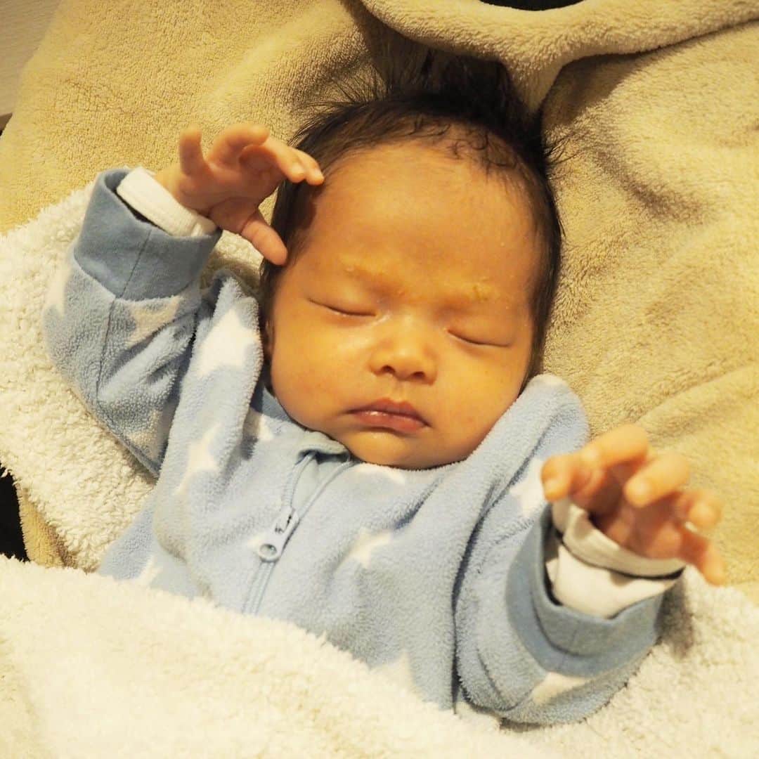 亀恭子のインスタグラム：「赤ちゃんあるある。 のポーズ . . . 先日、家に遊びに来てくれた友が babyの動きにアテレコしてました。 上手かったw . . あっという間に新生児卒業です。 . . #baby #boy #1month #モロ反射 #眉毛になかなか出会えない」