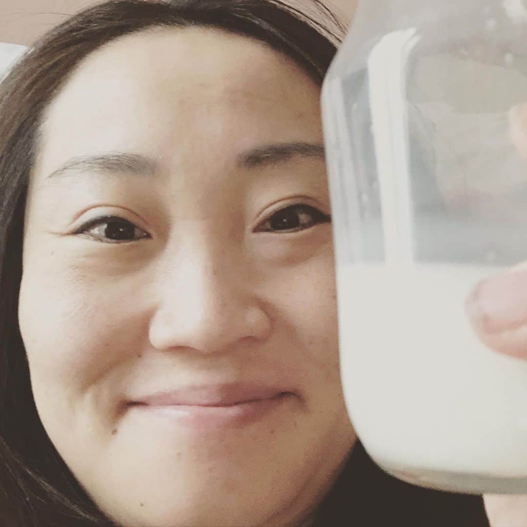 キンタロー。さんのインスタグラム写真 - (キンタロー。Instagram)「なんか。。みてたら。。👶🍼 飲みたくなってきてしまい 私もミルク🍼🍼（牛乳です。） #赤ちゃん #授乳 #大人は牛乳 #すぐ影響される」1月31日 18時59分 - kintalo_