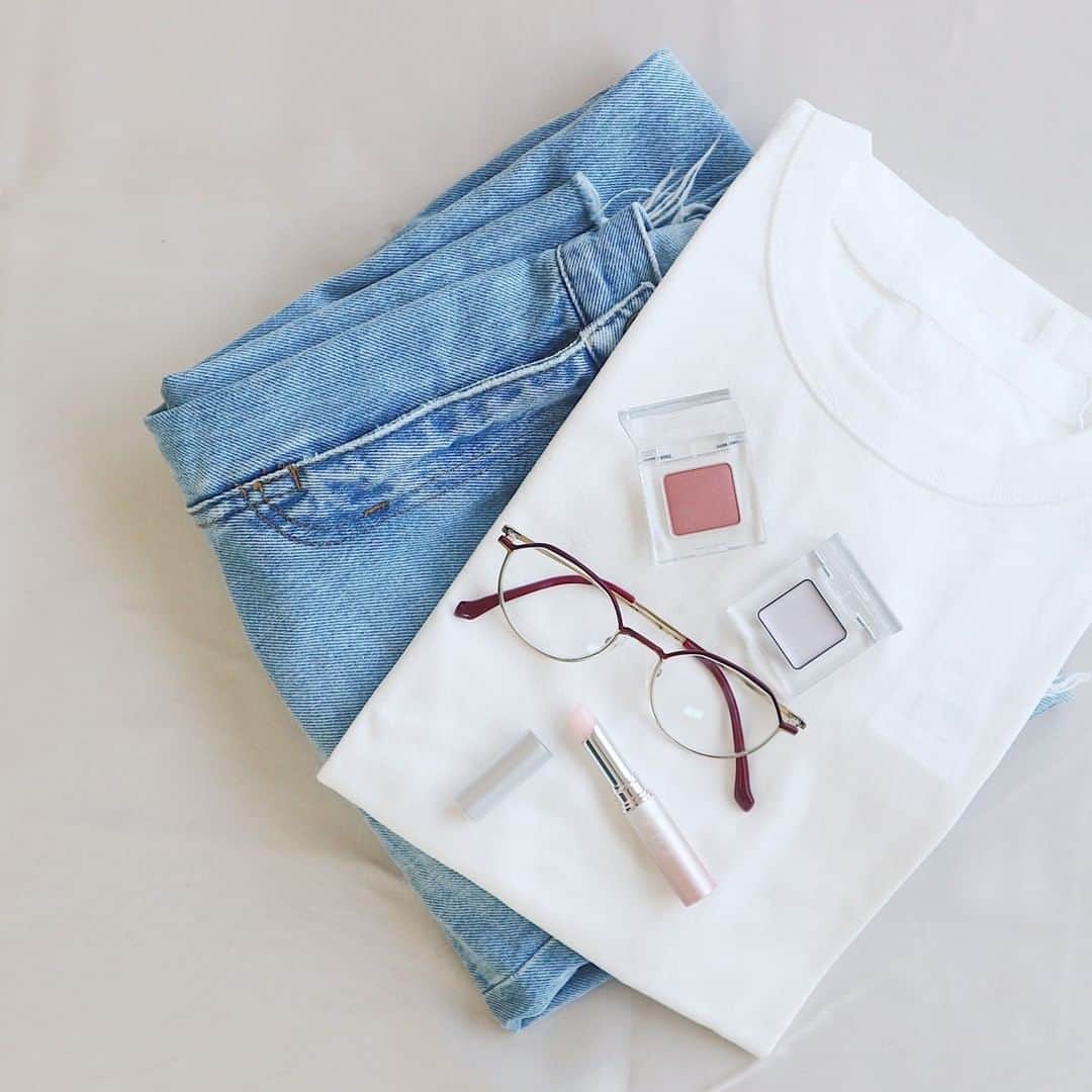 Ora2（オーラツー）のインスタグラム：「まだまだ寒いけど、もう春服が出始めててわくわく🌷早くコートを脱いで身軽におでかけしたいなぁ💭  #Ora2 #オーラツー #オーラルビューティーケア #おきがくらぶ #春 #春服 #ファッション #コーデ #ファッションコーデ #コーディネート #シンプル #白ティー #ジーンズ #スキニー #置き画 #美容 #美容好き #美容大好き #美容アカウント #大人女子 #コスメ #ケア #お気に入り #お気に入りアイテム #暮らしを楽しむ #女子力」