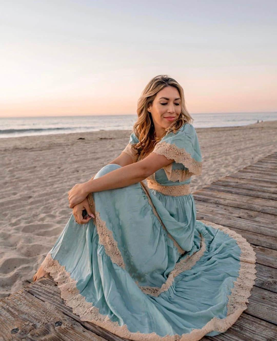 SPELLさんのインスタグラム写真 - (SPELLInstagram)「Sunset beach hangs 🌅 @theegreatgabs glowing in our Ocean Gown 🐚」1月31日 19時00分 - spell