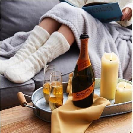 Mionetto Prosecco Deutschlandさんのインスタグラム写真 - (Mionetto Prosecco DeutschlandInstagram)「Tipp für die kalte Jahreszeit ❄: Einkuscheln, lesen und Mionetto Prosecco genießen! 🍾 Cin cin! 🥂 . . . #mionetto #mionettoprosecco #january #cozytime #proseccotime #cincin」1月31日 19時03分 - mionetto_de