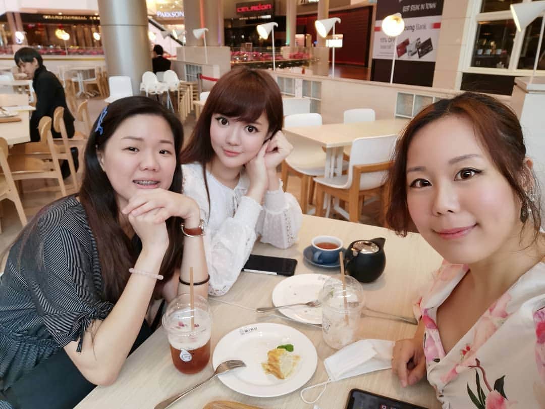YingTzeさんのインスタグラム写真 - (YingTzeInstagram)「Tea Time with my girls @helenkhor and @soo87 💖 _ Usually I don't have much time to hang out with my friends because they work in the day while I work at night. CNY holidays was well spent with my friends this time. Let's go eat more nice food next time!💖 #blessed」1月31日 19時04分 - yingtze