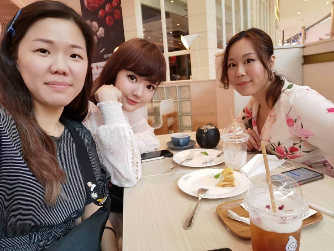 YingTzeさんのインスタグラム写真 - (YingTzeInstagram)「Tea Time with my girls @helenkhor and @soo87 💖 _ Usually I don't have much time to hang out with my friends because they work in the day while I work at night. CNY holidays was well spent with my friends this time. Let's go eat more nice food next time!💖 #blessed」1月31日 19時04分 - yingtze