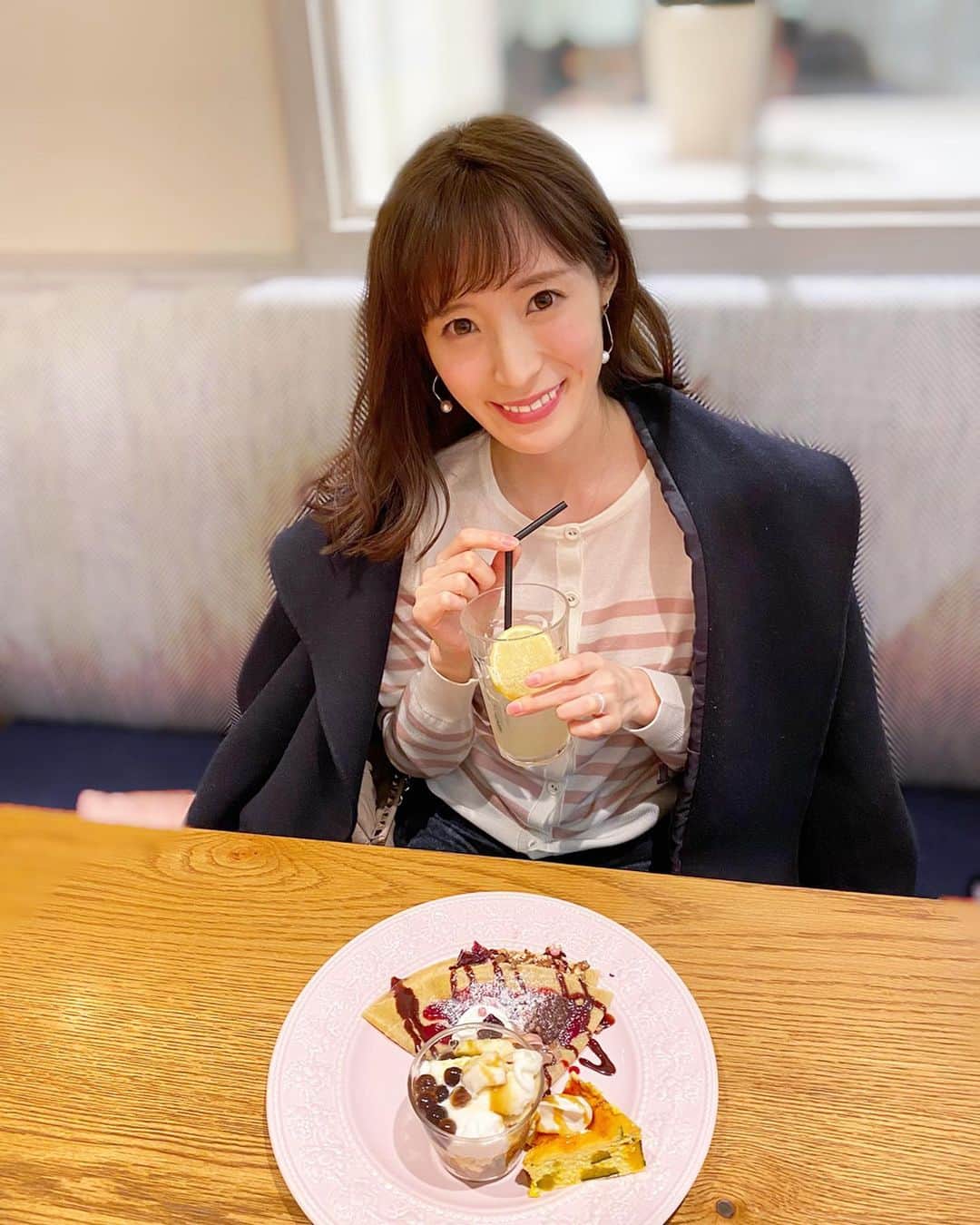 小林真由のインスタグラム：「⋆﻿ ⋆﻿ 子どものお昼寝中にお茶time🎂﻿ レモネード見つけると﻿ 必ず飲んじゃう🍋🥤﻿ ﻿ ﻿ @inamochinaoki さんに﻿ ヘアカラーして頂きました。﻿ 久しぶりの美容院だったからか﻿ 行った後の髪質が見違える程で😂﻿ ベージュ系ブラウン。﻿ もう〜最高の色味に出会えました🐻🌸﻿ ﻿ #ローネス #ヘアカラー #美容院 #銀座 #カフェ #アフタヌーンティー #teatime」