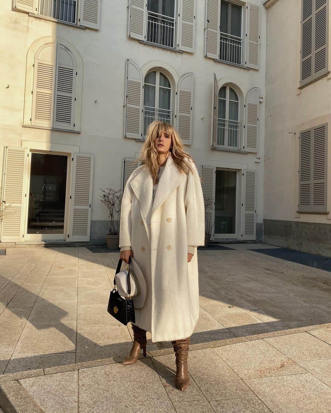 エレオノーラ・カリシのインスタグラム：「Milky | Back to business ➿」