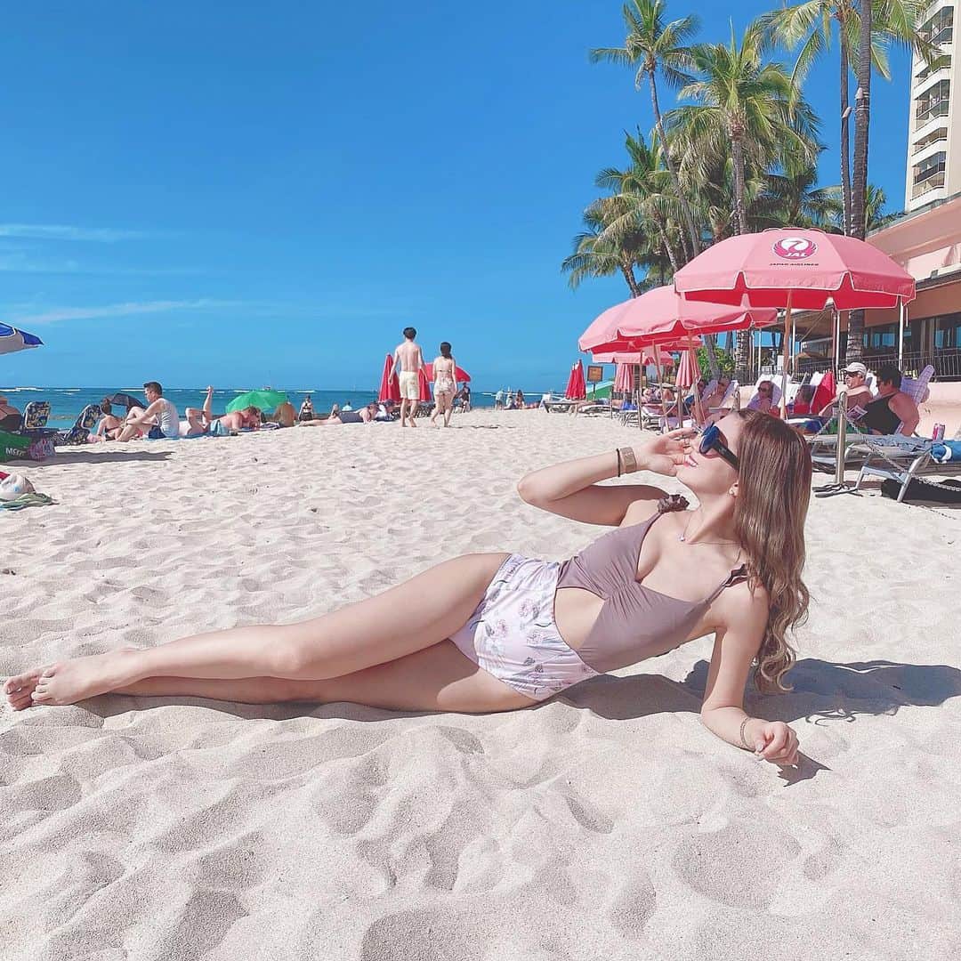 のインスタグラム：「Hawaiiにきてます🌴🌺🐬💕 幸せ〜🥺♥️✨ ゆっくりのんびりします🍍 ワイキキビーチでチル🤫 #hawaii #waikiki #waikikibeach #royalhawaiian #alexiastam」