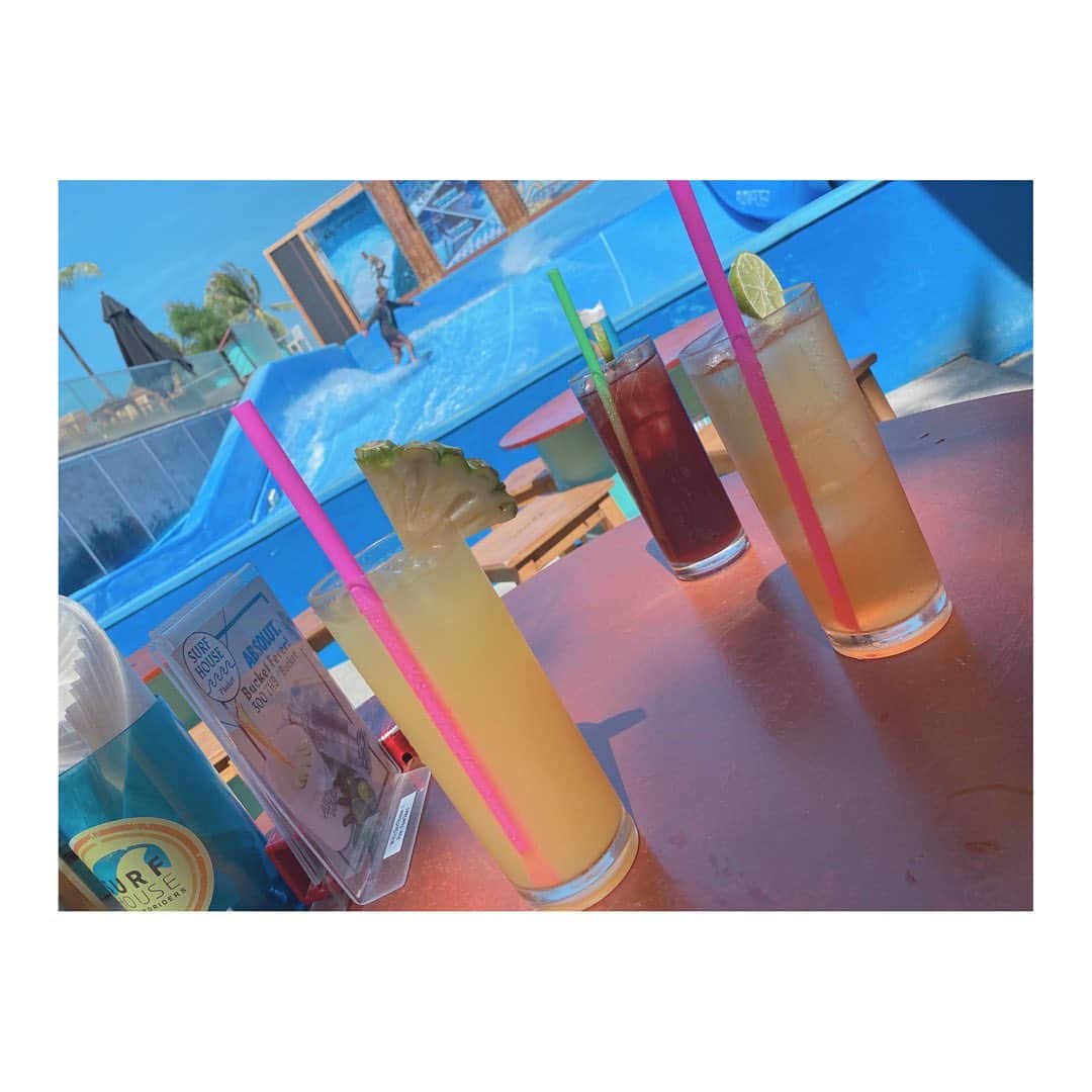 新木さくらさんのインスタグラム写真 - (新木さくらInstagram)「﻿ ﻿ ﻿ お昼は、﻿ ﻿ ﻿ カロンビーチとSurfHousePhuketに行きました〜！！！﻿ ﻿ ﻿ 何億年ぶり？てくらい久々に海に入った！！﻿ 気温が暑いけんめっちゃ気持ちよかった〜🐬﻿ 今日の夜はしっかり保湿しないとですね。﻿ ﻿ ﻿ そして、SurfHousePhuketのご飯と飲み物がめっちゃ美味しかった！！！！﻿ ﻿ ﻿ ﻿ 食べ物が美味しくて幸せです🥺❤️笑﻿ ﻿ ﻿ ﻿ @amazingthailandjp﻿ #こんなタイ知らなかった #thailovers ﻿ #タイ女子旅 ﻿ #プーケット #surfhousephuket #ビーチ #カロンビーチ」1月31日 19時06分 - araki_sakura14