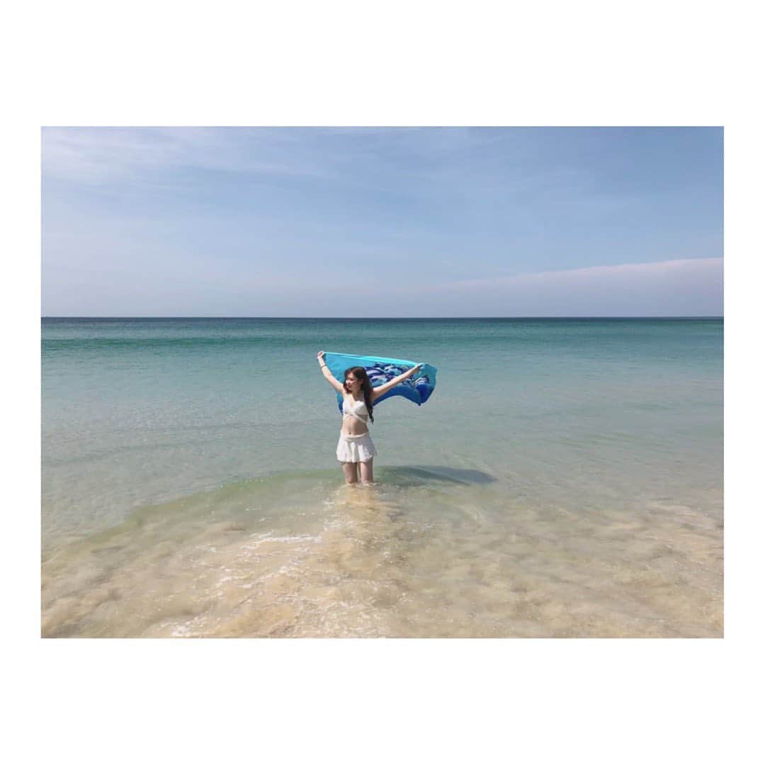 新木さくらさんのインスタグラム写真 - (新木さくらInstagram)「﻿ ﻿ ﻿ お昼は、﻿ ﻿ ﻿ カロンビーチとSurfHousePhuketに行きました〜！！！﻿ ﻿ ﻿ 何億年ぶり？てくらい久々に海に入った！！﻿ 気温が暑いけんめっちゃ気持ちよかった〜🐬﻿ 今日の夜はしっかり保湿しないとですね。﻿ ﻿ ﻿ そして、SurfHousePhuketのご飯と飲み物がめっちゃ美味しかった！！！！﻿ ﻿ ﻿ ﻿ 食べ物が美味しくて幸せです🥺❤️笑﻿ ﻿ ﻿ ﻿ @amazingthailandjp﻿ #こんなタイ知らなかった #thailovers ﻿ #タイ女子旅 ﻿ #プーケット #surfhousephuket #ビーチ #カロンビーチ」1月31日 19時06分 - araki_sakura14