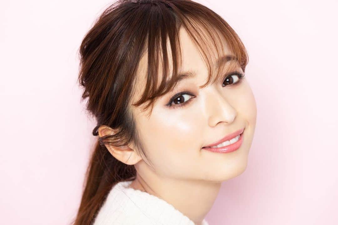黒口那津のインスタグラム：「toofacedのアイテムで ピーチメイクをしてもらったよ🍑💕 リップのカラーが可愛すぎてグロスも重ねてさらにぷっくり😘 全部パッケージが可愛すぎるし、とってもいい匂いなんだ〜♡♡ ・ 使用アイテムはこれだよ♥ ・シェイク ユア パーム パームズ ミニ アイシャドウ　パレット ・ジューシー マット ロングウェア リップ スティック（ブライドジラ） ・ラブ フラッシュ ロングラスティング 16H ブラッシュ（ベイビー ラブ） ・ダイヤモンドライト マルチユース ハイライター（ダイヤモンド ファイア） ・ @toofacedlovesjapan #toofaced #toofacedjapan #ownyourpretty  #PR #ピンクメイク #ピーチルック」