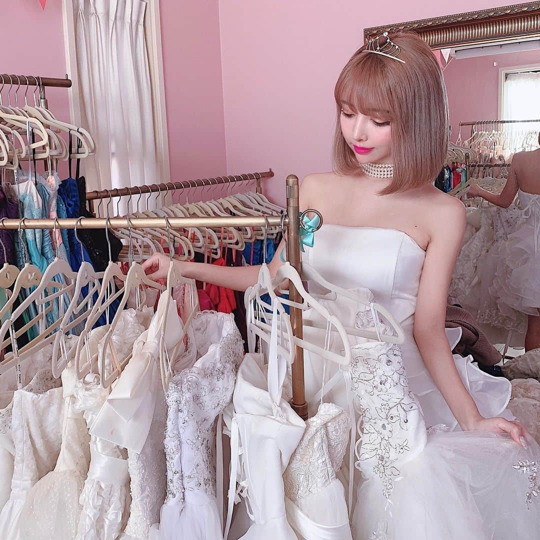 のインスタグラム：「OPALスペシャルケアしてきたよ (@opal_esthetic ) . 身体を深から温めるインディバ で凝り固まった筋肉をしっかりケアしながら骨格、筋肉、神経にアプローチする姿勢矯正を行う施術だよ🥺💓 . 長年の猫背や癖が原因で 出来てしまったボディラインの崩れをインディバ で身体の深部を温めることにより姿勢矯正の効果を高めていきます☺️💕 . 正しい姿勢は頭が壁にくっついている状態、肩は指一本分、腰は1~2本分と言われていますが 私の場合…… . 【施術前】頭0本、右肩4本、左肩3本、腰4本 とかなり姿勢が悪い状態😂💓 . 【施術後】頭0本肩左右2本分、腰3本に…… . 比較画像みてわかりますが 姿勢が良くなると バストの位置やぽっこりお腹が 改善するから凄い🥺💓 . 私のインスタグラムを見たと来店時にいったらご新規様メニューから1000円オフになるよ👍✨ . 少しでも姿勢やボディラインで悩んでいる方は是非!! . ちなみに今プレオープン中でオープンは2月5日だよ💓 ここはガチでお勧めだから通うよ☺️💕 . #姿勢改善 #姿勢矯正 #姿勢改善トレーニング #姿勢美人#猫背改善 #バストの下垂#ぽっこりお腹#インディバ#恵比寿」
