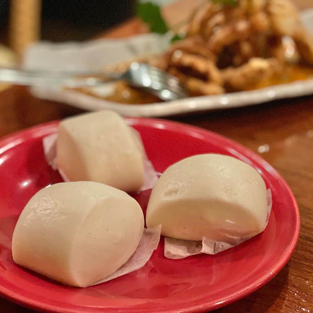 Ayuminさんのインスタグラム写真 - (AyuminInstagram)「🇸🇬ラオパサ🇸🇬 名古屋で人気のシンガポール料理専門店 『#ラオパサ』さんで本場の味を食べてきました❣️ . 詳しくはナゴレコ記事に沢山書いたので見てね🤩← シンガポール旅行で食べた現地の味を 思い出してお腹も心も満たされました💓 . . ▶︎ソフトシェルクラブ　　2,070円 ▶︎ 海南鶏飯(チキンライス)　980円 ▶︎鶏肉のラクサ煮込み  1,300円 ▶︎蒸しパン 330円 . ランチも行きたいなぁ🥳🇸🇬 . スタバクイーン👸🏼メインアカウント ➡︎ @ayumin0220stb .  #LAOPASA#シンガポール料理#シンガポール料理専門店#チキンライス#ソフトシェルクラブ #栄グルメ#栄ディナー#栄ランチ#高岳ディナー#高岳ランチ #名古屋#名古屋ランチ#名古屋グルメ#名古屋カフェ #インスタグルメアワード2020#あいなご#ナゴレコ#グルメライター」1月31日 19時17分 - ayumin0220