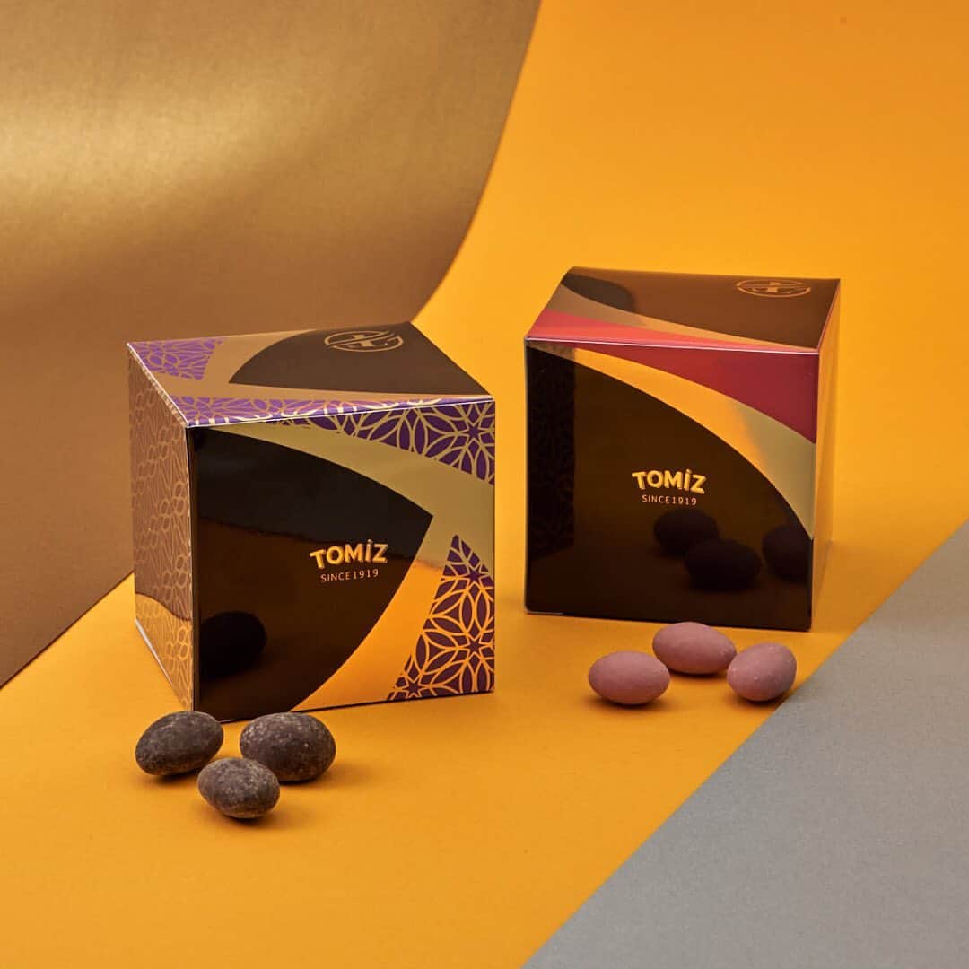 ルミネ有楽町さんのインスタグラム写真 - (ルミネ有楽町Instagram)「リッチなパッケージのチョコレートボックスは、フランスの老舗チョコレートメーカー「ヴァローナ社」のグアナラと、第４のチョコレートと言われているピンク色の「ルビーチョコ」を使用したチョコレートアソート。香ばしいアーモンドと、甘酸っぱいドランクランベリーの２種類がアソートになっています。﻿ ﻿ そろそろバレンタインデーの季節....cuocaの手作りキットなら、初心者でもカンタンで本格的なお菓子が作れます。TOMIZならお菓子作りに必要な道具も購入可能。今年は手作りチョコレートに挑戦してみてはいかがでしょうか？﻿ ﻿ チョコレートボックス（チョコ&アーモンド、チョコ＆クランベリー）﻿ 50g入 ¥503 / 70g入 ¥672 ﻿ cuoca 濃厚プチガトーショコラ﻿ cuoca ホワイトガトーショコラバー﻿ cuoca ケーク・オ・ショコラ﻿ 各¥1,200 ﻿ アルコロック アンピラブルボール 23cm ¥1,460﻿ TOMIZ シリコン泡立て クリーム ¥590﻿ ﻿ TOMIZ［ルミネ2/B1］﻿ ﻿ ※価格はすべて税抜です﻿ ﻿ #ルミネ有楽町 #lumineyurakucho﻿ #オトナルミネ #otonalumine﻿ #新年 #Happynewyear2020﻿ #instafood #foodstagram #food﻿ #sweets #スイーツ #お菓子 #お土産 #手土産﻿ #chocolate #チョコレート﻿ #ValentinesDay #バレンタイン﻿ #Gateauchocolat #ガトーショコラ﻿ #手作りお菓子 #手作りチョコレート﻿ #TOMIZ #富澤商店 #tomizレシピ」1月31日 19時29分 - lumine_yurakucho