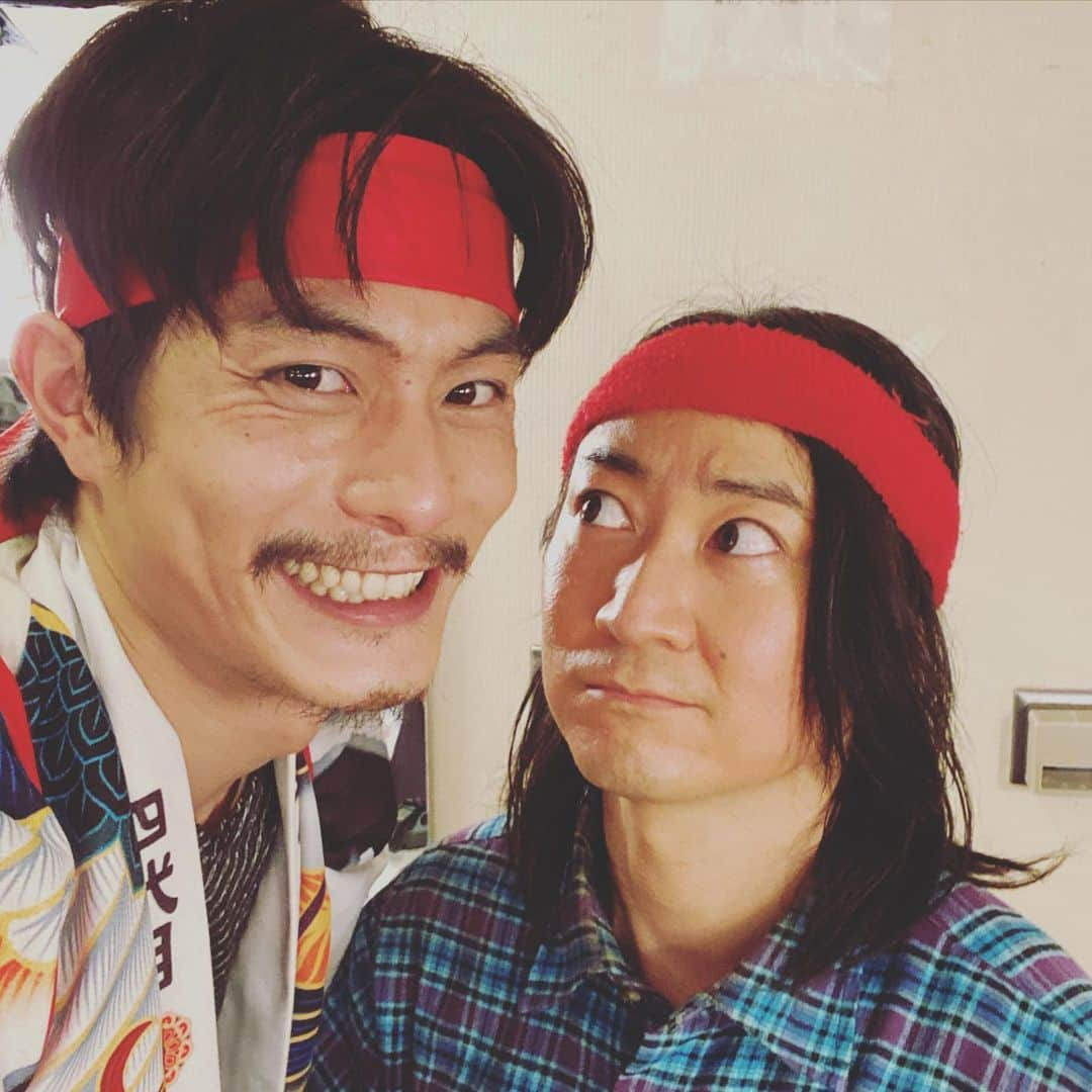 庄野崎謙さんのインスタグラム写真 - (庄野崎謙Instagram)「この方の存在が僕をまた一歩成長させてくれました。 一緒にお芝居させてもらえたことに感謝です。  言葉よりも姿勢で導くリーダーシップはかっこよく、尊敬します。  #伊賀の花嫁 #町田慎吾 さん #座長」1月31日 19時20分 - shonozaki_ken