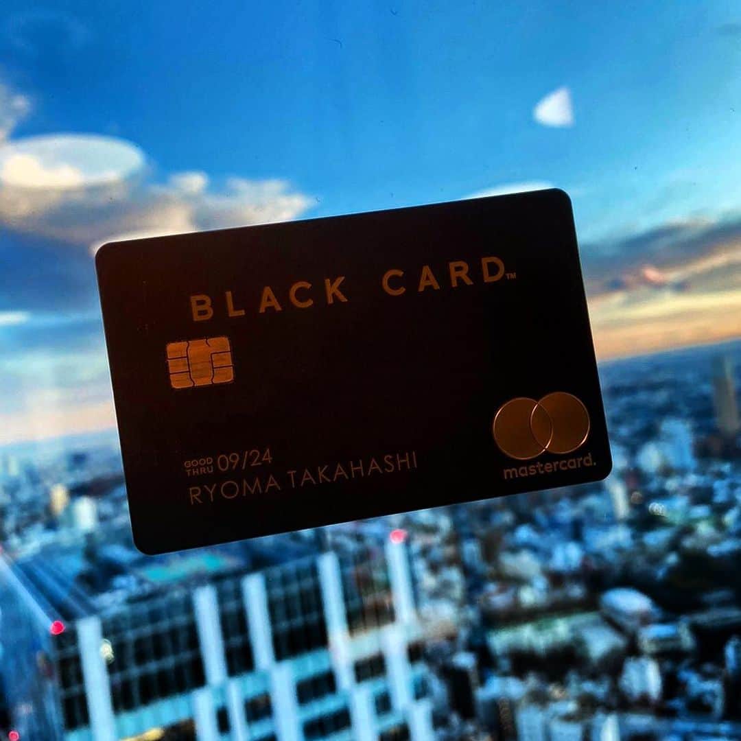 ryoma0808のインスタグラム：「. Luxury Card﻿💳 .﻿ このカード作ってから最近はこれしか使ってない😎﻿ 見た目も渋いし、使うときに最近やたらつっこまれるww﻿ コンシェルジュの対応もすごい丁寧やしめっちゃ有難い😌🙏﻿ .﻿ ﻿ #luxurycardjapan﻿ #ラグジュアリーカード﻿ #ブラックカード﻿」