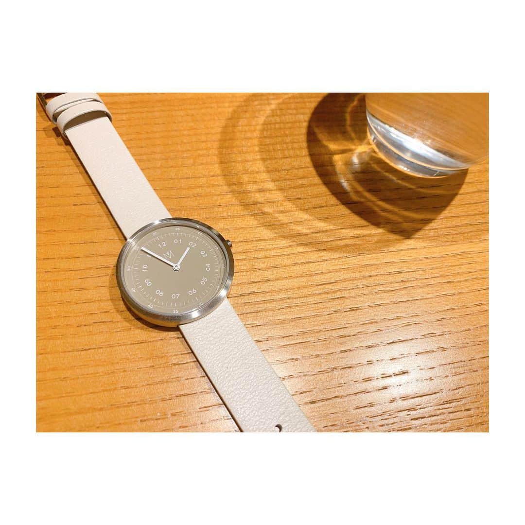 坂元葉月さんのインスタグラム写真 - (坂元葉月Instagram)「nuevo reloj.﻿ ﻿ ・﻿ ﻿ シンプルでオシャレだから﻿ めちゃくちゃ使いやすのです～～、﻿ ﻿ ・﻿ ﻿ ちなみに、【wasut109】のクーポンコードで﻿ 10%offになるとな☺️✨！﻿ ﻿ ぜひチェックしてみてください⌚～﻿ #mavenwatches #マベン #マベンウォッチズ #腕時計 #時計 #手元倶楽部」1月31日 19時23分 - wasuta_hazuki_sakamoto