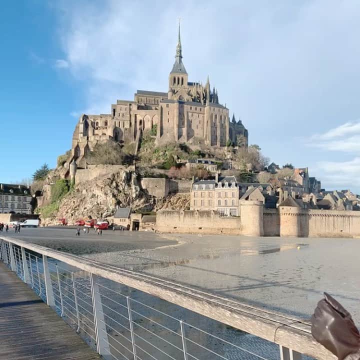 のインスタグラム：「♡ Mont Saint-Michel...❤︎ パリから新幹線で往復6時間かけて 行ったかいあった😭✨ 瞳の中にたっぷり刻んだ。 映画の世界🎞 ： #montsaintmichel #モンサンミッシェル#パリ旅行」
