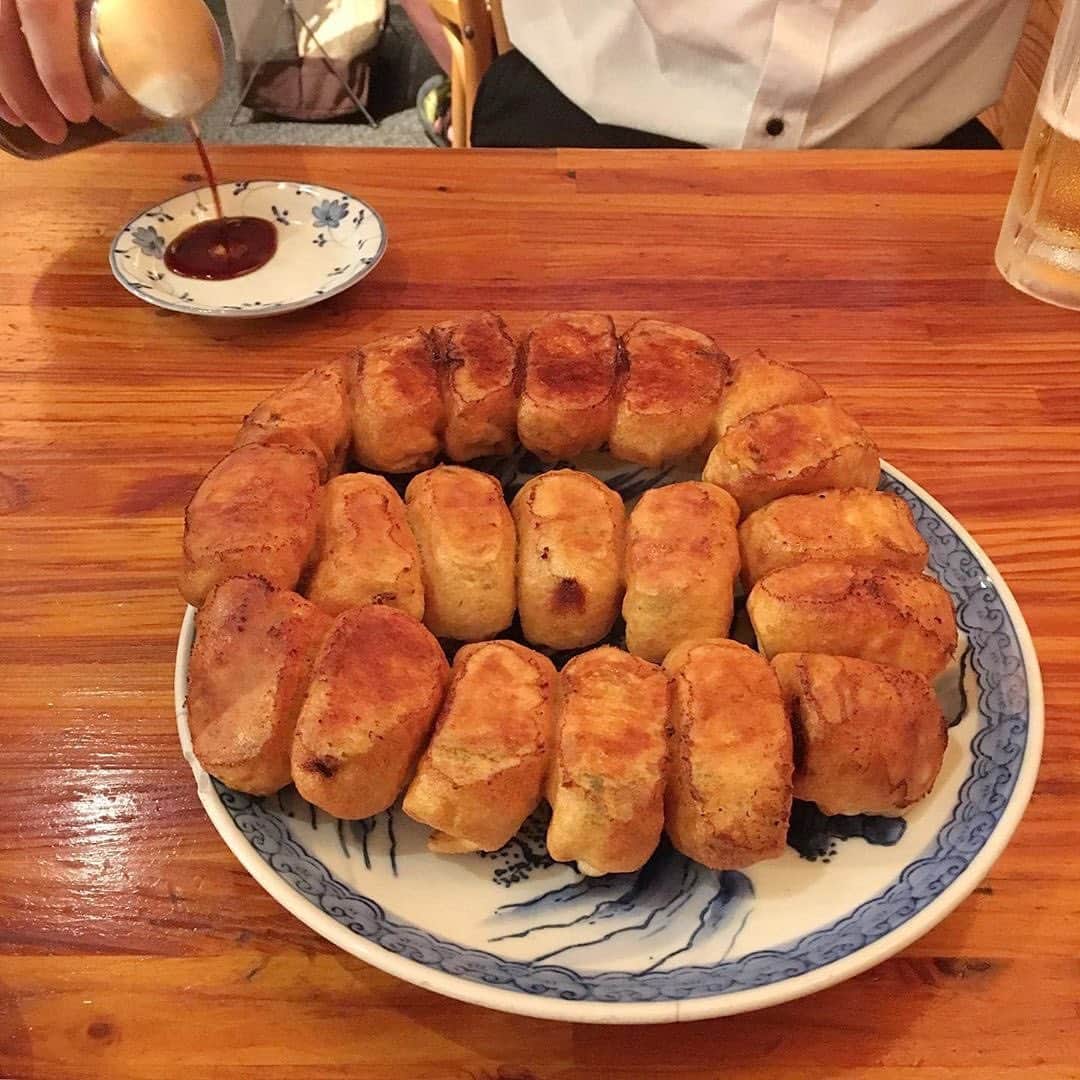 isutaさんのインスタグラム写真 - (isutaInstagram)「私の中では、絶賛餃子ブーム...!?. 口に入れた瞬間肉汁が広がる餃子って、毎日食べても飽きがこないもの。  そんな美味しい餃子が食べられる東京都内の餃子屋を6つ集めました◎  1. 立吉餃子 @表参道 もっちもちでビッグサイズの餃子はコスパ良し◎「餃子5個+ドリンク」のお得な晩酌セットもあります◎  2. 你好 @渋谷 パリパリの羽根つき餃子がウリの你好はいつも常連客でいっぱいなんです◎  3. 餃子の店 おけ以 @飯田橋 緑を基調とした店内は、餃子とビールが良く映えます！  4. GYOZA SHACK @三軒茶屋 パクチーやエビの入った変わり種が多く、店内もおしゃれなのがポイントのバル風餃子屋です♪  5. ホワイト餃子  コロンとした見た目がかわいらしくて見ているだけでも楽しめる餃子は友人とのご飯に最適！  6. スヰーツポーヅ @神保町 一般的な餃子の形ではなく、細長い見た目なので食べやすくモチモチとした食感がクセになります...！. . photo by @__suyo @mamama.momomo @instantokyo @__suyo @yuriko_1021_ @__tabemonokiroku__ @_miiichan22 @hitoooomin_  #ホワイト餃子#你好#餃子の店 おけ以#GYOZASHACK #スヰーツポーヅ#立吉餃子#餃子好きと繋がりたい #isuta  #大衆酒場#渋谷グルメ #東京グルメ#渋谷居酒屋#隠れ家居酒屋 #お酒好きな人と繋がりたい #餃子好き #餃子好きな人と繋がりたい  #餃子好き女子 #表参道グルメ #神保町グルメ #三軒茶屋グルメ #サラリーマンの味方 #立ち呑み女子 #イスタ #グルメな人と繋がりたい #イスタ #isuta_food」1月31日 19時34分 - isuta_jp