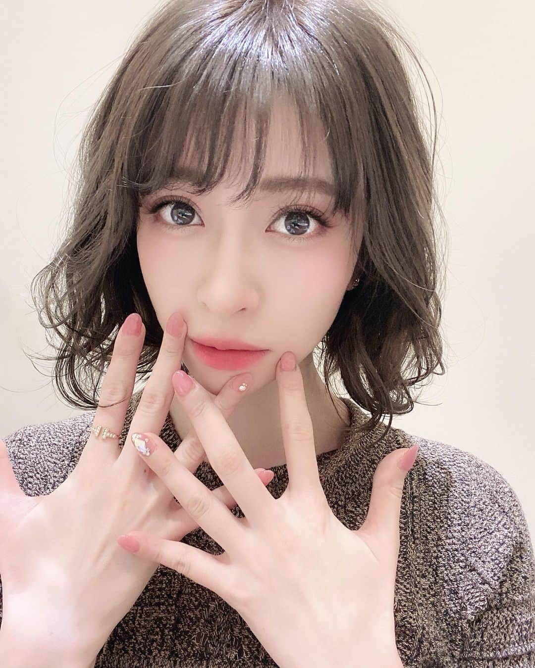 新部宏美さんのインスタグラム写真 - (新部宏美Instagram)「💗💅💎時間がなかったのでおまかせでやってもらいました🥰 秒で可愛くしてくれた💓素敵❣️ * @musk_nails  @minazo_0505 * #ぴろネイル#ネイル#原宿#明治神宮前#外苑前#ネイルサロン」1月31日 19時46分 - piromin_1202
