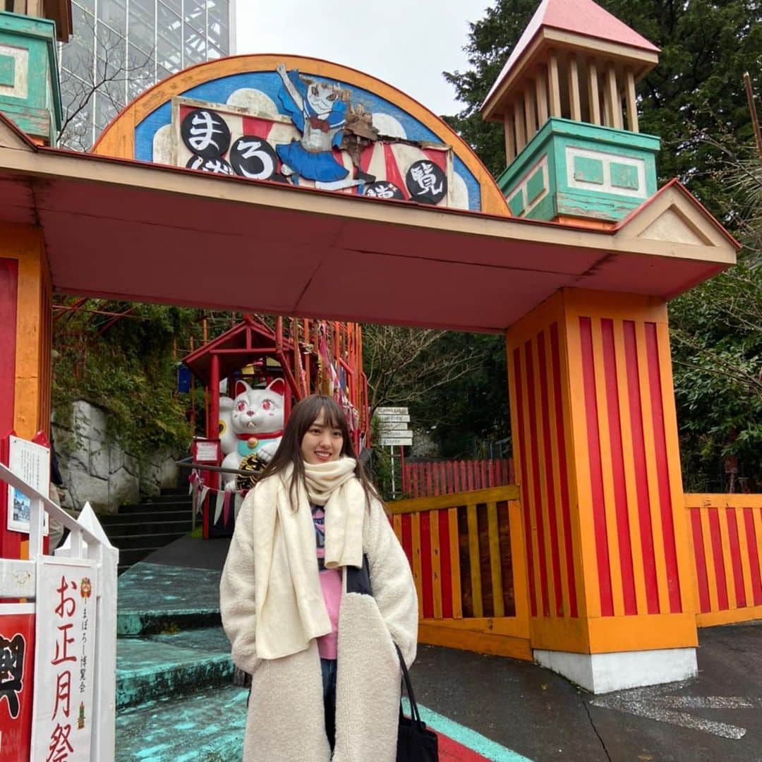 飯窪春菜のインスタグラム：「⛩💒🎪 ・ ・ 先日、家族旅行してきました！ 静岡県〜！ ・ ずーーーーーっと行きたかった“まぼろし博覧会”へ☺️💨 わーーーーーい！！ カオス過ぎる空間に、妹は参ってました。笑 なんて言ったら良いか分からないほどの情報量の多さに（むしろ情報無いのかなってくらい←）独特の感情を抱きましたあ🤣👏🏻 ・ 自分と似てるマネキンを見つけたので同じ表情をしてみたけど顔色悪過ぎました…笑 ・ ・ ・ #まぼろし博覧会  #家族旅行  #カオス  #はるなの毎日  #飯窪ってる」