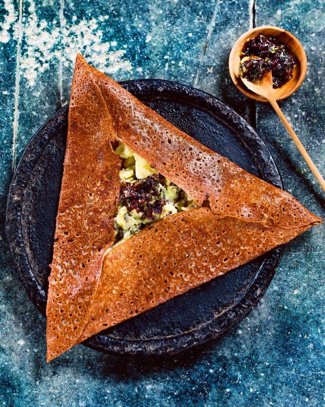 Vogue Parisさんのインスタグラム写真 - (Vogue ParisInstagram)「Just in time for Chandeleur, king of the sarrasin galette, the @BreizhCafe_fr’s Bertrand Larcher has written a book of recipes for fans of the savory (and sweet) crêpes to make at home and he’s given us a preview. See the recipe for his potato and seaweed galette on Vogue.fr #BreizhCafe #Crepe」1月31日 19時39分 - voguefrance