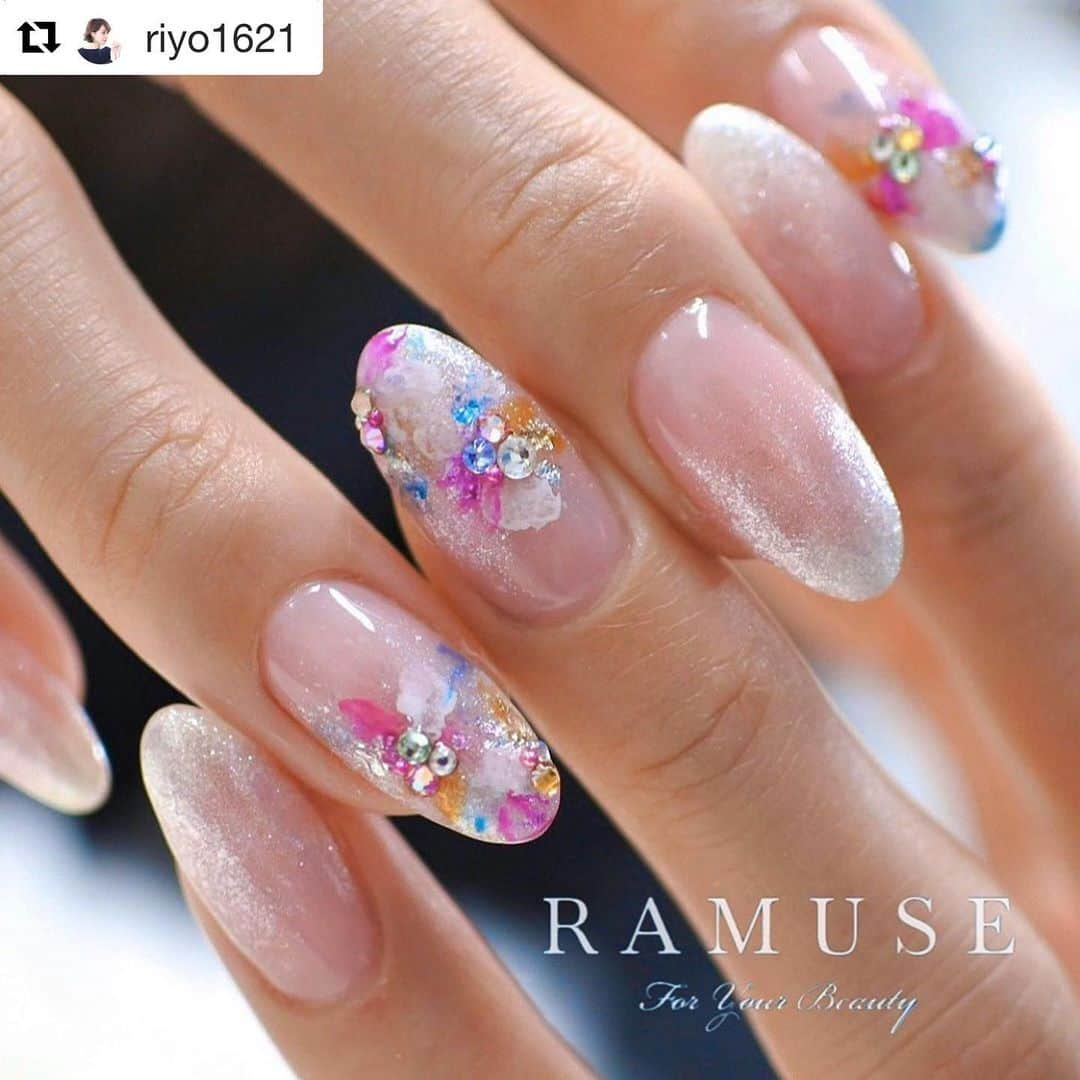 LEAFGEL PREMIUMさんのインスタグラム写真 - (LEAFGEL PREMIUMInstagram)「市川理世先生 @riyo1621  のナチュラルフィットシリーズ　＃131 ミスティーピンクをベースカラーに使用した素敵なデザイン✨  Repost @riyo1621 with @get_repost ・・・ おまかせで🤗って言ってくれて 出来上がったデザイン💓 長年通ってくださっているお客様だから出来るけど😂 今回はそのお客様がいつも頼まれるデザインっぽく無い、あえて私が好きなテイストでこんなネイル付けてて欲しいなと思うイメージで、キラキラで気分が明るくなる様なネイルにしました✨ . 繊細で、上品でかわいらしさのある雰囲気が好き💓 . 最近はBASECOLORに @leafgel_premium の #ナチュラルフィットシリーズ  #131ミスティーピンク　を うすーく入れて血色良くするのにハマってます。 化粧下地みたいな感じ☺️ #131mistypink  スワロフスキー®︎クリスタルはコーティング無し . . -------------------------- ご予約、詳細はこちら @ramuse.foryourbeauty ☎︎06-6136-8677 . 🌟LINE@でご予約受付中🌟 LINE ID 【@bca6832z】 @マークも入れて検索！ -------------------------- . . #RAMUSE#RAMUSEForYourBeauty#nail#nails#gelnail#ネイル#ジェルネイル#ネイルサロン#2020春婚#関西ネイルサロン#大阪ネイルサロン#젤네일#結婚式#美甲#ネイルサンプル#フラワーネイル#ホワイトネイル#グラデーションネイル#japanesenailart#セルフネイル#オフィスネイル#リーフジェル#プレ花嫁#花嫁さんと繋がりたい #ブライダルネイル　#花のある暮らし#春ネイル」1月31日 19時54分 - leafgel_premium