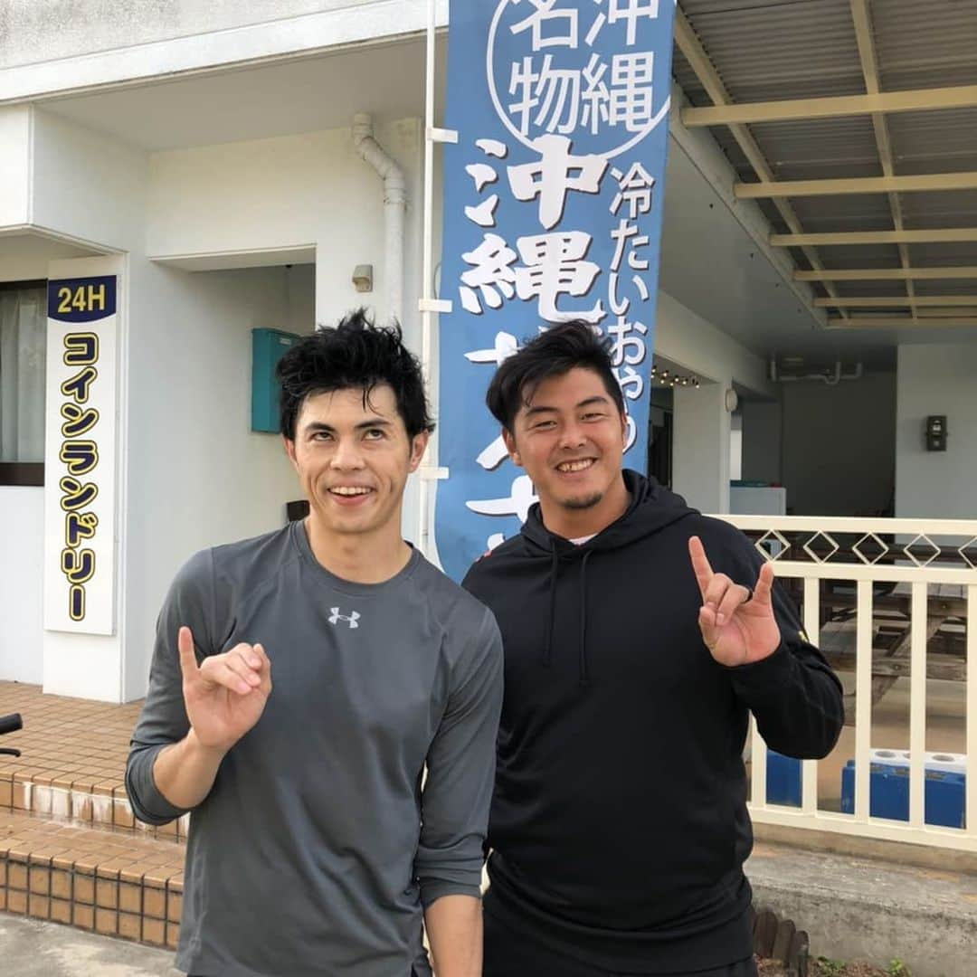 山下斐紹のインスタグラム：「久米島歩いてたらまさか オッパッピーこと小島よしおさんに会いました！ 千葉繋がりで少しお話したぐらいの面識でしたが 気さくに写真とってくださいました！ 明日からキャンプガンバります！ ピーア✌ #久米島 #小島よしおさん #オッパッピー #あやつぐっど 11月16日生まれ」