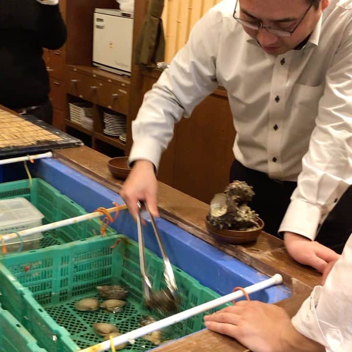 鶏魚 谷町のインスタグラム：「鶏魚です！しーちゃんです🎶 本日は、常連の方々で賑わいました*\(^o^)/* いつも、ありがとうございます❤️ #常連の方々 #いつもありがとうございます #鶏魚 #大阪 #谷町四丁目 #駅近 #セルフ飲み放題 #地域最安値 #コース #座敷 #個室 #貝盛り放題 #ガンガン焼き #あさり #はまぐり #ホンビノス貝 #牡蠣 #さざえ #飲み会 #女将」