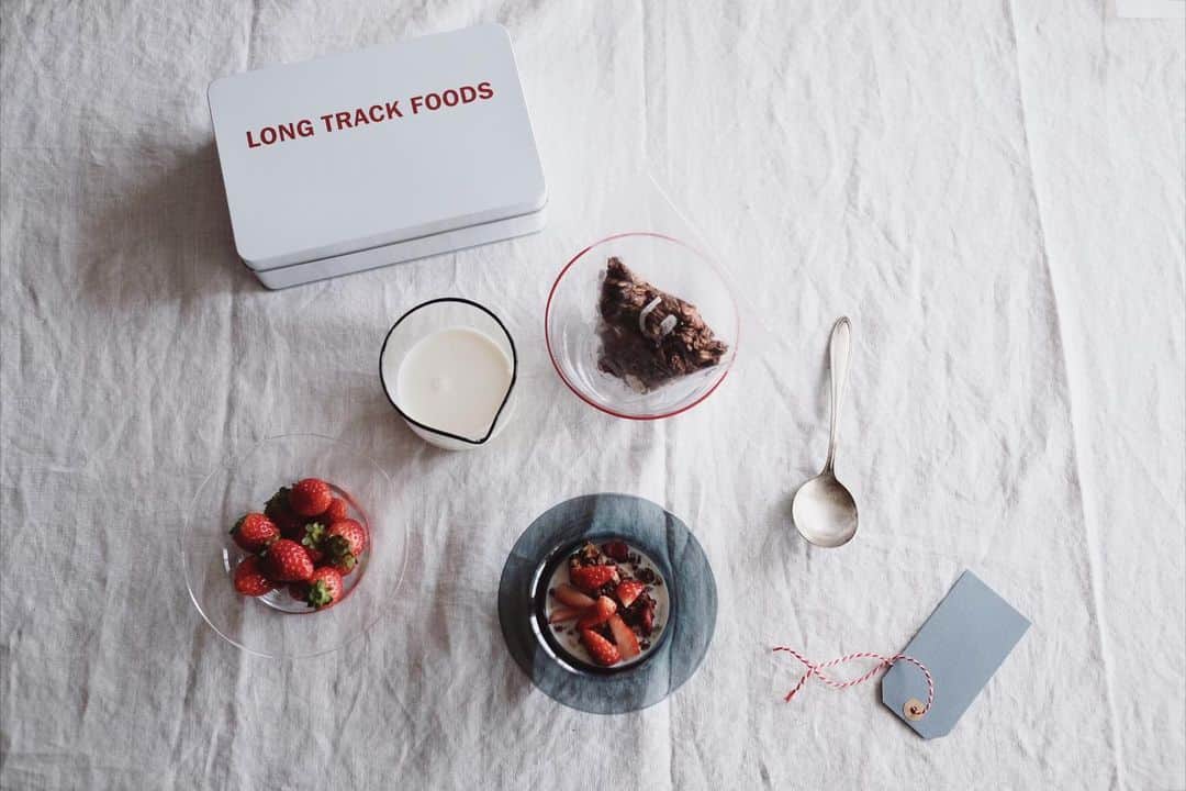 maggydaisyのインスタグラム：「_ red  white  gray  #黒川登紀子 #ガラス」