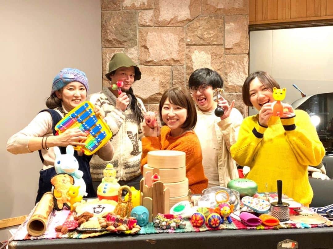 関取花のインスタグラム：「本日もレコーディングでした😎素敵な仲間と愉快な楽器に囲まれてとってもかわいらしい曲ができたよ🌷今ラフミックスを聴いているけど今日録った曲、なんかもう愛おしくて仕方がない。愛おしすぎて泣ける。音楽ってやっぱり楽しいね👧🏻 #関取花 #写真のEテレ感すごい」