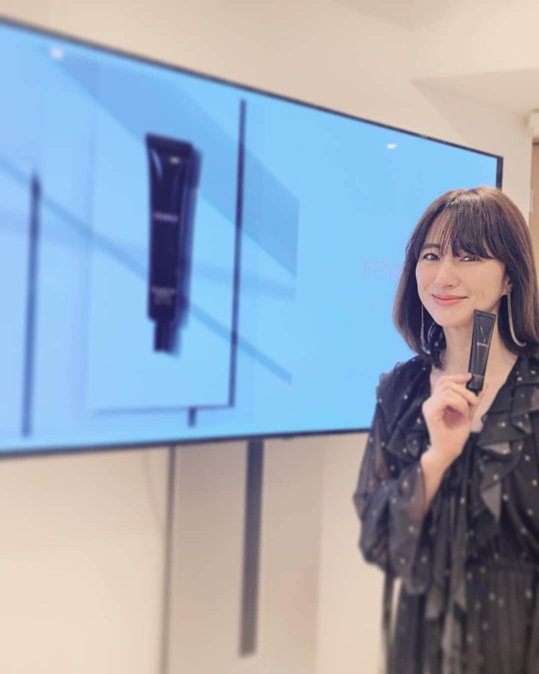 前田ゆかのインスタグラム：「@femmue_japan からの新商品 ＊ 天然由来 100%ヴィーガン処方 「トーンアップUVケア」 日焼け止めクリームが発売！ ＊ ＊ ファミュの植物とミネラルのみを使うことにこだわった安心できるスキンケア効果。 UVを防御する強さと肌のトーンを上げてくれるというケア、ガード、透明感まで出来てしまうアイテム。 ＊ みずみずしさあふれるベタつきのない心地よさ続くクリームです。 ファミュのクッションファンデを重ねればヘルシーなツヤ肌の完成ーー❗️ 2月8日make kitchen先行発売 2月15日cosmekitchen発売 #femmue  #welovesun #トーンアップUVクリーム #韓国コスメ」