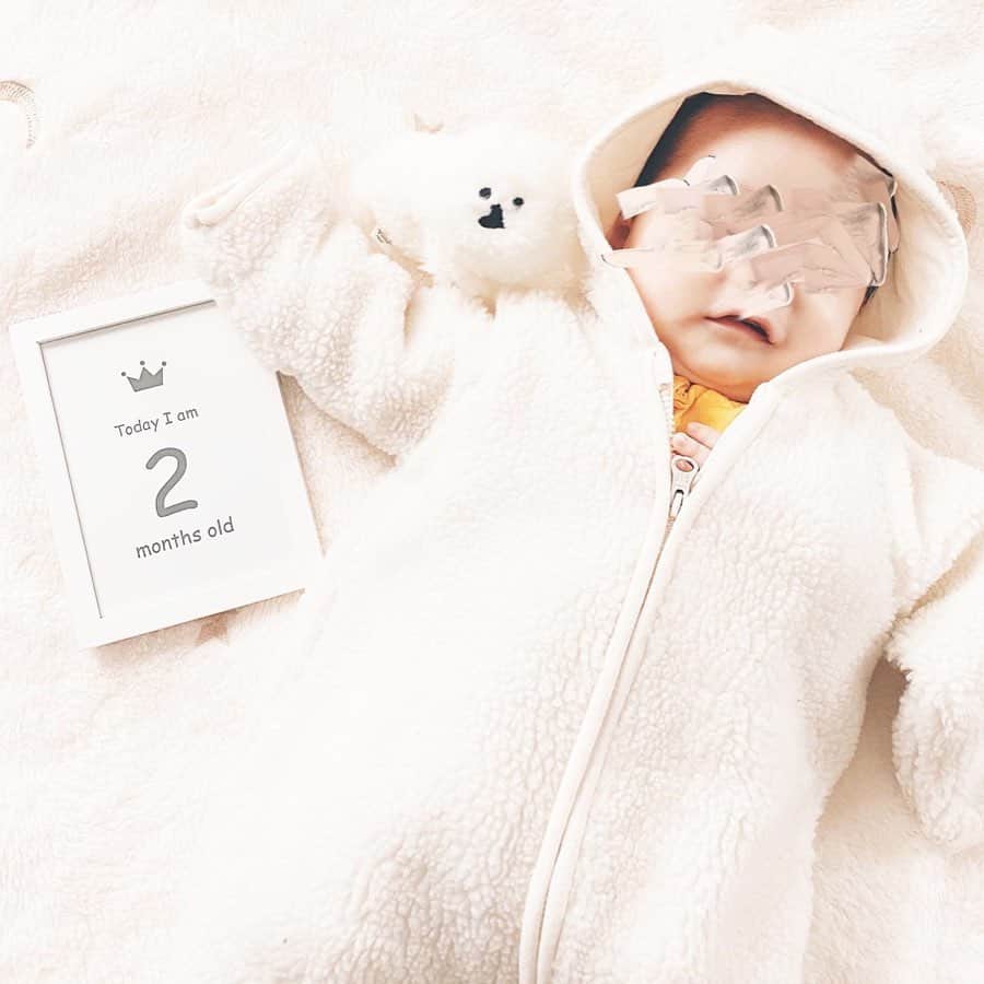 unoのインスタグラム：「2020.1.26 昨日、息子が2ヶ月になりました！ そして新年初の投稿です。 遅ればせながら明けましておめでとうございます。 ㅤㅤㅤㅤㅤㅤㅤㅤㅤㅤㅤㅤㅤ この1〜2ヶ月は本当に大変で、 産後のイライラで夫ともケンカしてしまったり 生活のペースを掴めずに体調崩したりしてしまいましたが、 今は気持ちにも余裕が出てきて 楽しく毎日を過ごせるようになってきました。 少しずつ外出ができるようになったのも大きいかもしれません。リフレッシュ、大事😭 ㅤㅤㅤㅤㅤㅤㅤㅤㅤㅤㅤㅤㅤ 息子はあやすとニコニコ笑顔を返してくれるようになったり こぶしや指をしゃぶるようになったりと 日々成長を感じられてとても楽しく、そして嬉しいです。 右肩上がりに可愛さが更新されていく！と周りの人から聞いているんですが、きっと本当にそうなんだろうなぁと思いました。 あさってには初の予防接種なのでドキドキです。。 ㅤㅤㅤㅤㅤㅤㅤㅤㅤㅤㅤㅤㅤ 出かけることもままならなかったからか ファッションてなに？という状態でしたが（笑）、 最近ようやくまた少しずつ熱も上がってきたので そういう内容の更新もまたしていけたらな〜と思います！ ㅤㅤㅤㅤㅤㅤㅤㅤㅤㅤㅤㅤㅤ あと @uno.sketch にも書いたのですが ファッションイラストを数点ご掲載いただいた書籍が先日発売されましたので、そちらもぜひ見ていただけたら嬉しいです☺️ （パイ・インターナショナル様の「リアルクローズ・イラストレーション」という書籍です！） ㅤㅤㅤㅤㅤㅤㅤㅤㅤㅤㅤㅤㅤ 今年もどうぞよろしくお願いします！ ㅤㅤㅤㅤㅤㅤㅤㅤㅤㅤㅤㅤㅤ」