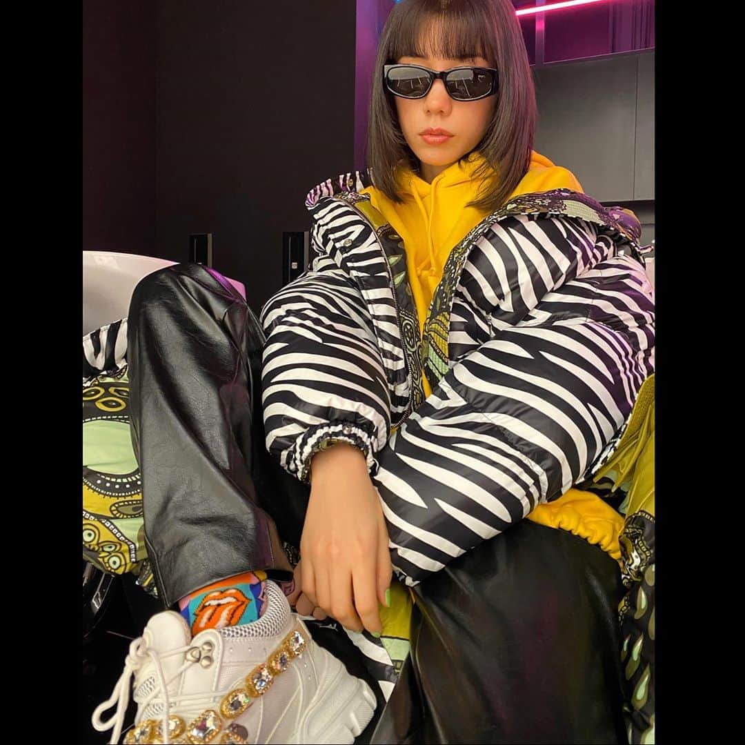 仲里依紗のインスタグラム：「. 2020年も相変わらずド派手おんなでゆきます🦓💛💛💛 . ヘアメンテナンス💇🏻‍♀️by @nasup . #朝出かける前 #玄関の鏡を見たら #ゼブラダウンにレオパード柄の帽子をかぶってる自分がうつってて #一瞬フリーズ #そっと帽子を脱いで #出発しましたとさ」
