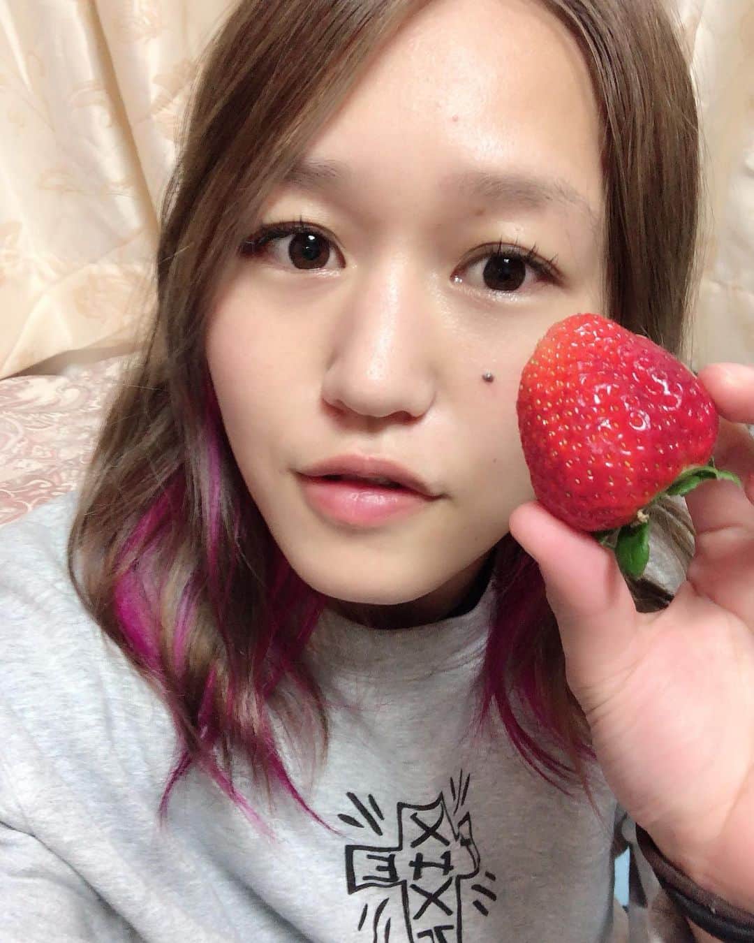 朱里さんのインスタグラム写真 - (朱里Instagram)「お世話になってる人からイチゴもらったー😊嬉しい❤︎ それではおやすみなさい🍓  #strawberry #sweet #delicious #goodnight #いちご #美味しい #おやすみなさい」1月27日 22時55分 - syuri_official
