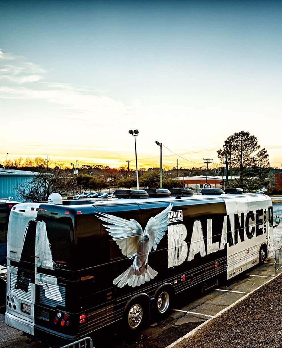 Armin Van Buurenさんのインスタグラム写真 - (Armin Van BuurenInstagram)「Another city, another incredible party! Thanks for having us Raleigh!! #arminxbalance」1月27日 23時03分 - arminvanbuuren